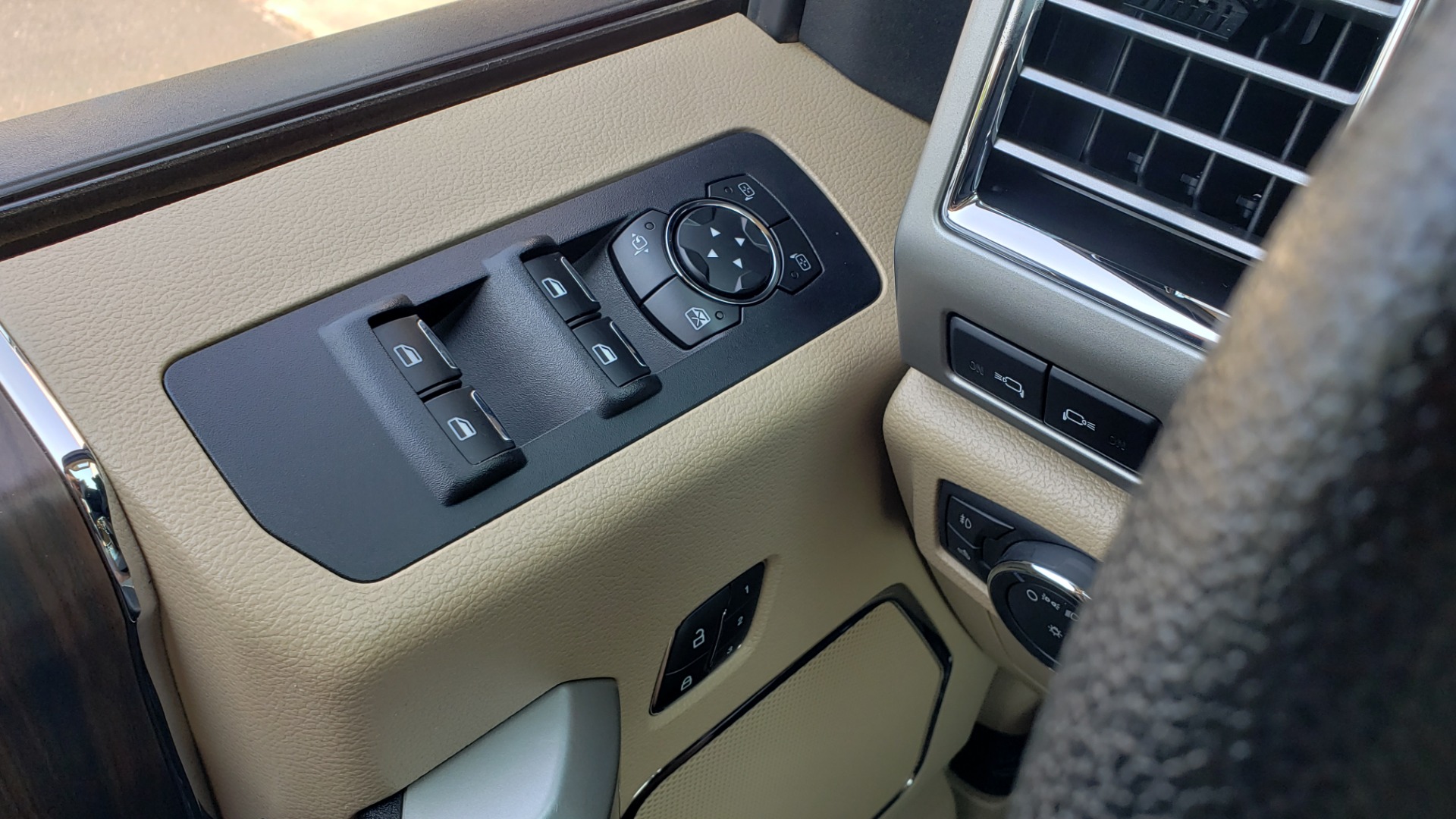 Used 2015 Ford F-150 LARIAT 4X4 SUPERCREW / 5.0L V8 / AUTO / NAV / SUNROOF / REARVIEW for sale Sold at Formula Imports in Charlotte NC 28227 39