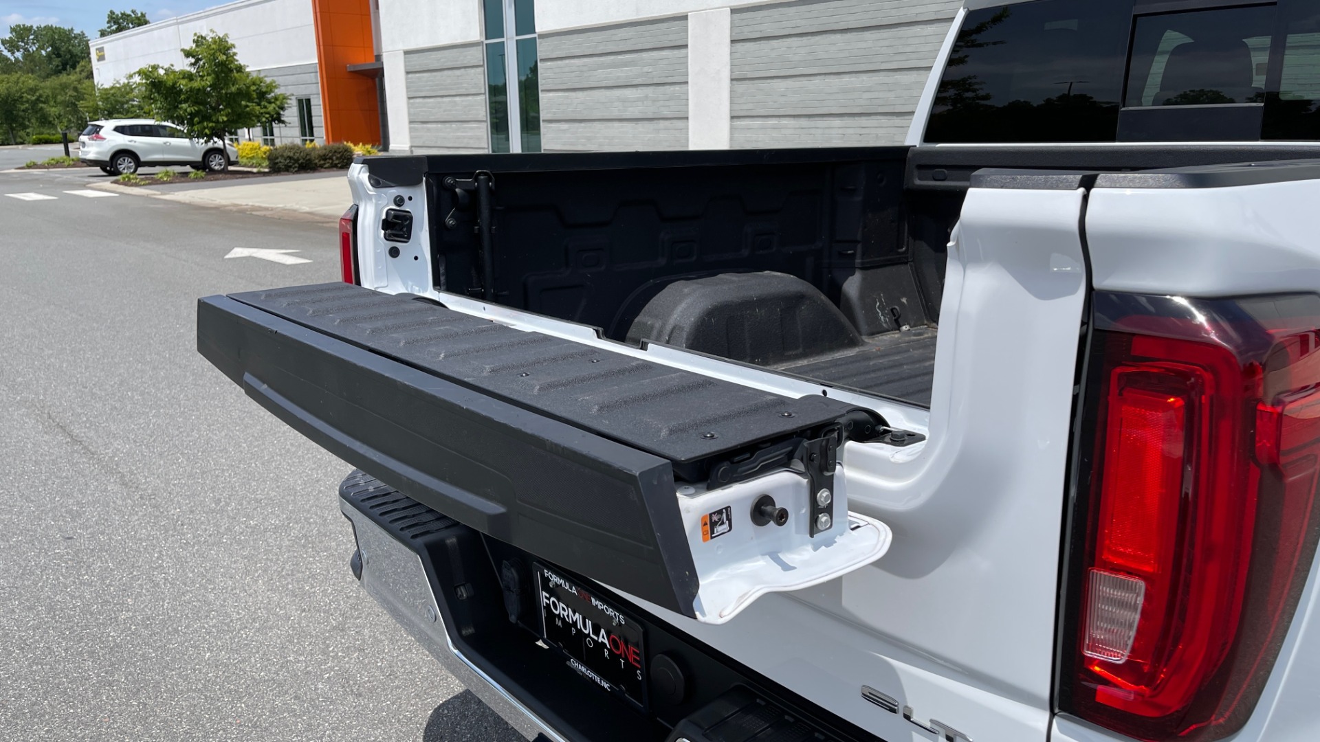 Used 2019 GMC SIERRA 1500 SLT 4X4 CREWCAB / 5.3L V8 / 8-SPD AUTO / NAV / BOSE / REARVIEW for sale Sold at Formula Imports in Charlotte NC 28227 24
