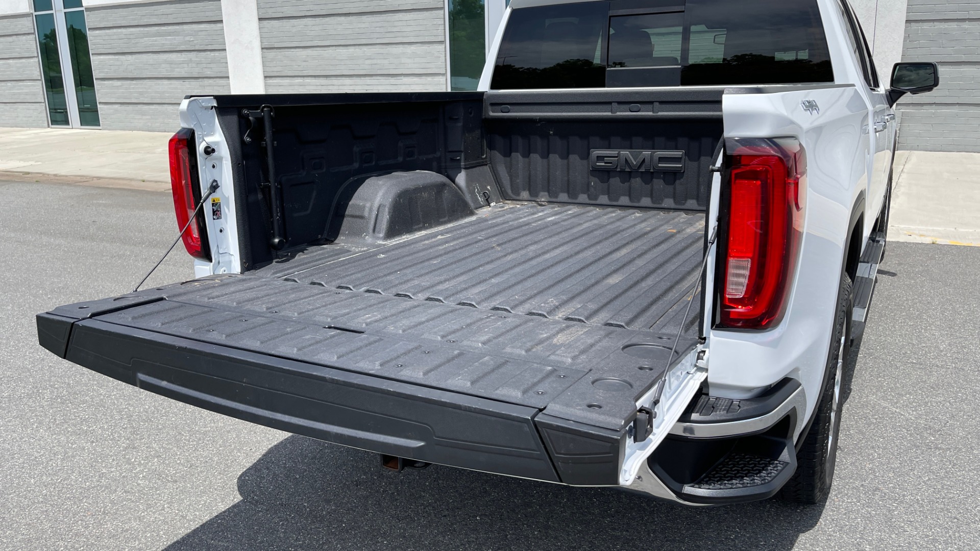 Used 2019 GMC SIERRA 1500 SLT 4X4 CREWCAB / 5.3L V8 / 8-SPD AUTO / NAV / BOSE / REARVIEW for sale Sold at Formula Imports in Charlotte NC 28227 25
