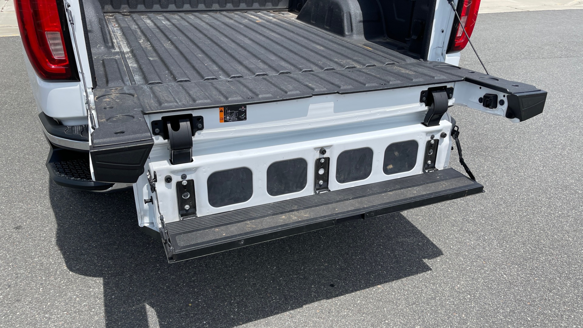 Used 2019 GMC SIERRA 1500 SLT 4X4 CREWCAB / 5.3L V8 / 8-SPD AUTO / NAV / BOSE / REARVIEW for sale Sold at Formula Imports in Charlotte NC 28227 26