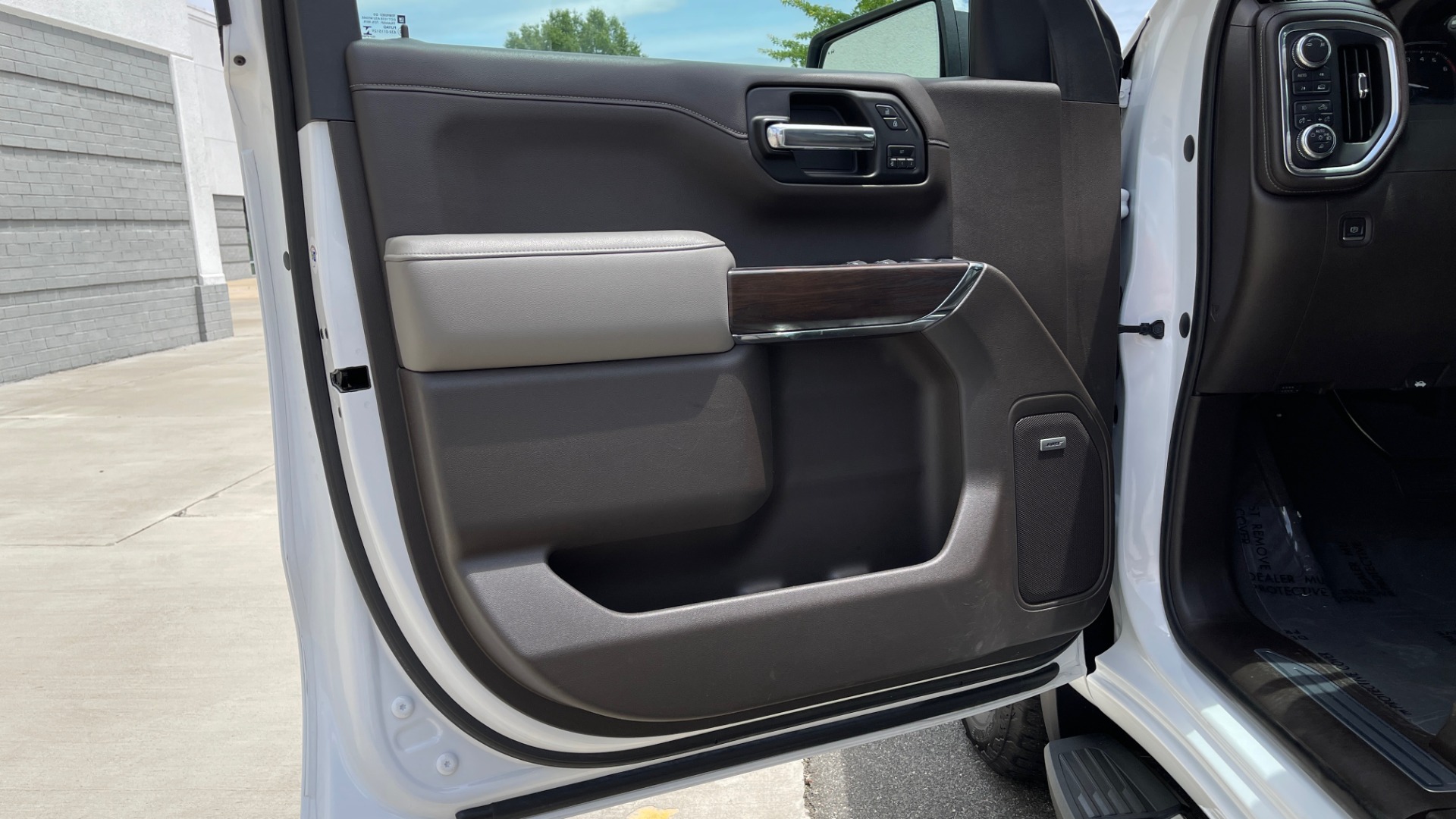 Used 2019 GMC SIERRA 1500 SLT 4X4 CREWCAB / 5.3L V8 / 8-SPD AUTO / NAV / BOSE / REARVIEW for sale Sold at Formula Imports in Charlotte NC 28227 33