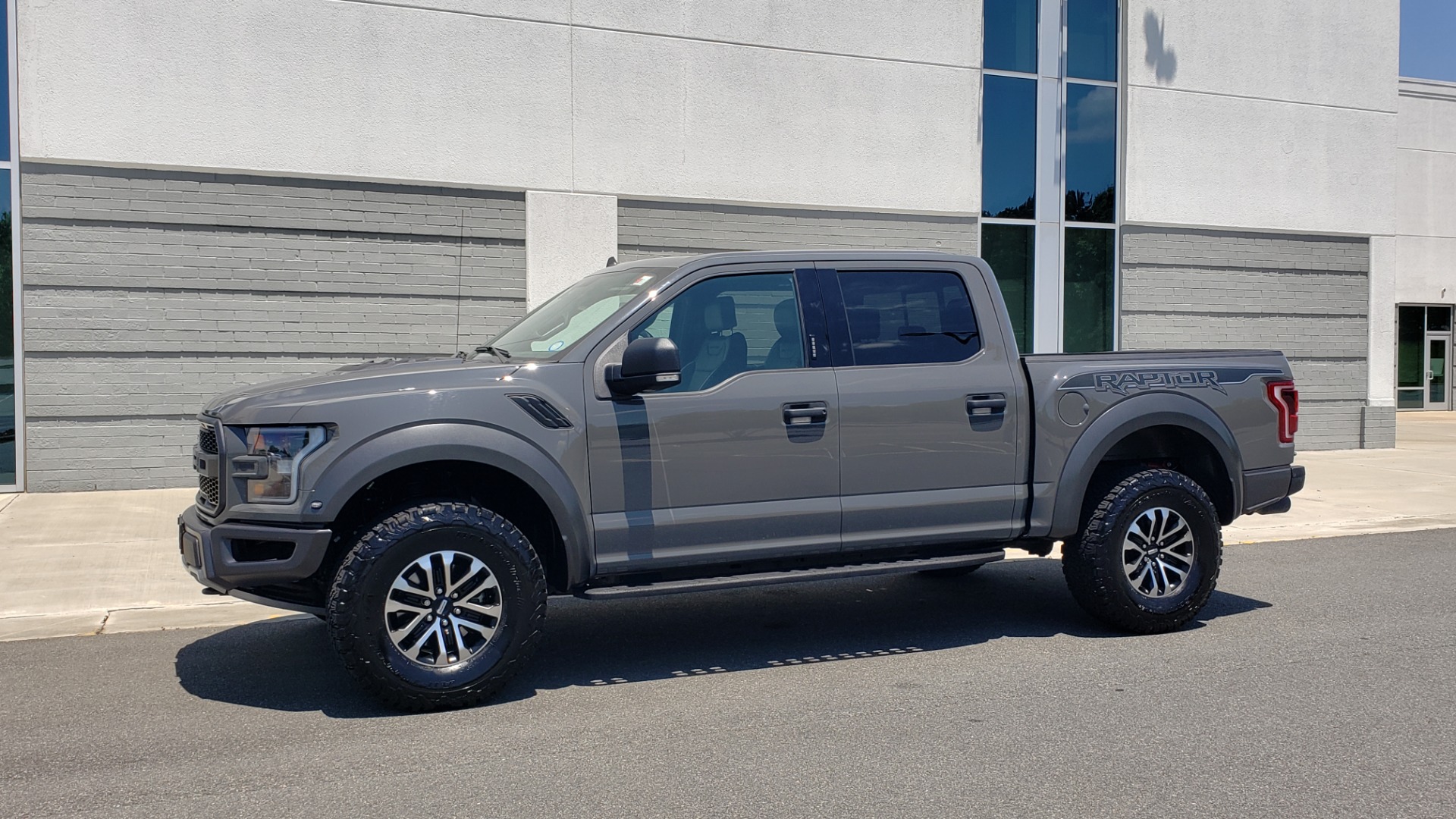 Used 2020 Ford F-150 RAPTOR 4X4 SUPERCREW / 3.5L ECOBOOST / 10-SPD AUTO / SUNROOF / REARVIEW for sale Sold at Formula Imports in Charlotte NC 28227 4