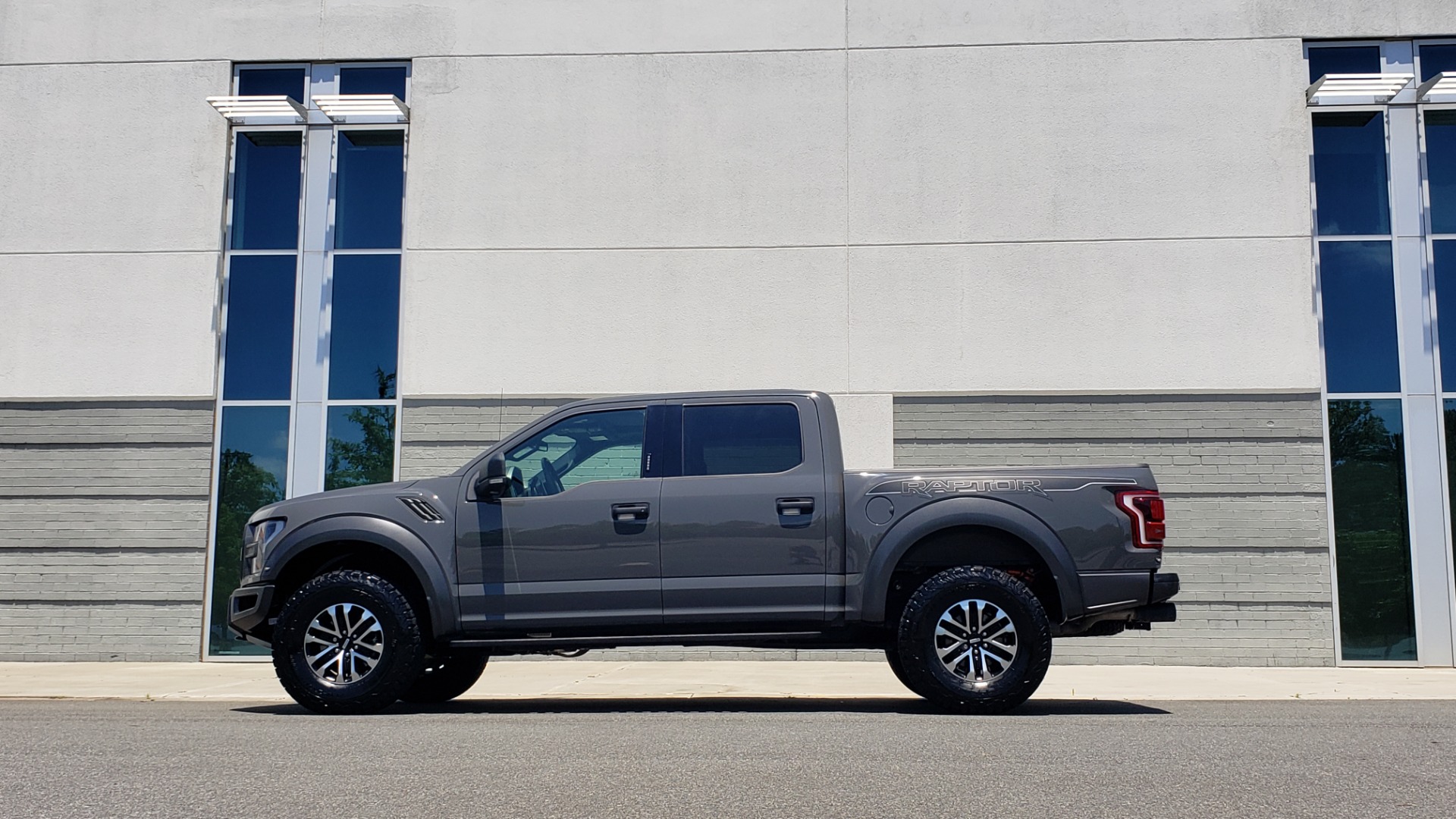 Used 2020 Ford F-150 RAPTOR 4X4 SUPERCREW / 3.5L ECOBOOST / 10-SPD AUTO / SUNROOF / REARVIEW for sale Sold at Formula Imports in Charlotte NC 28227 5