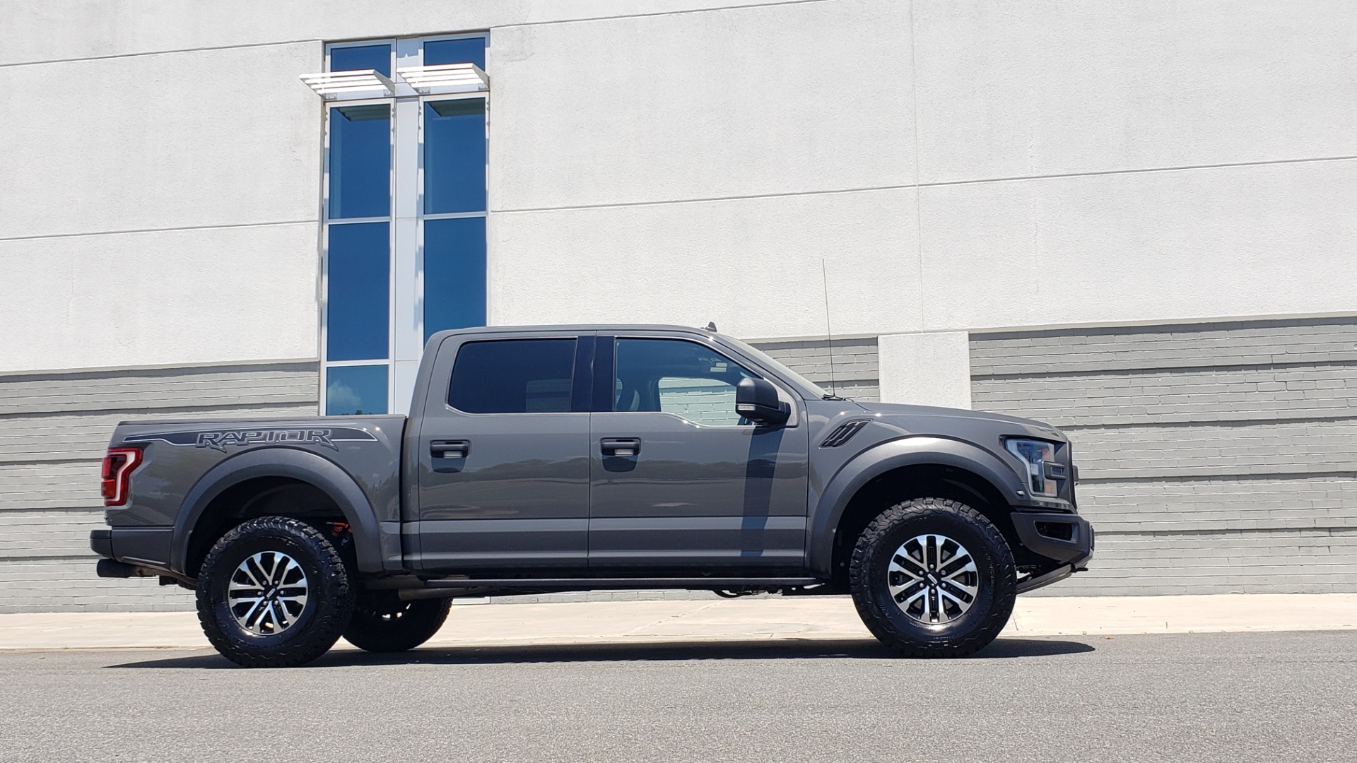 Used 2020 Ford F-150 RAPTOR 4X4 SUPERCREW / 3.5L ECOBOOST / 10-SPD AUTO / SUNROOF / REARVIEW for sale $82,500 at Formula Imports in Charlotte NC 28227 9
