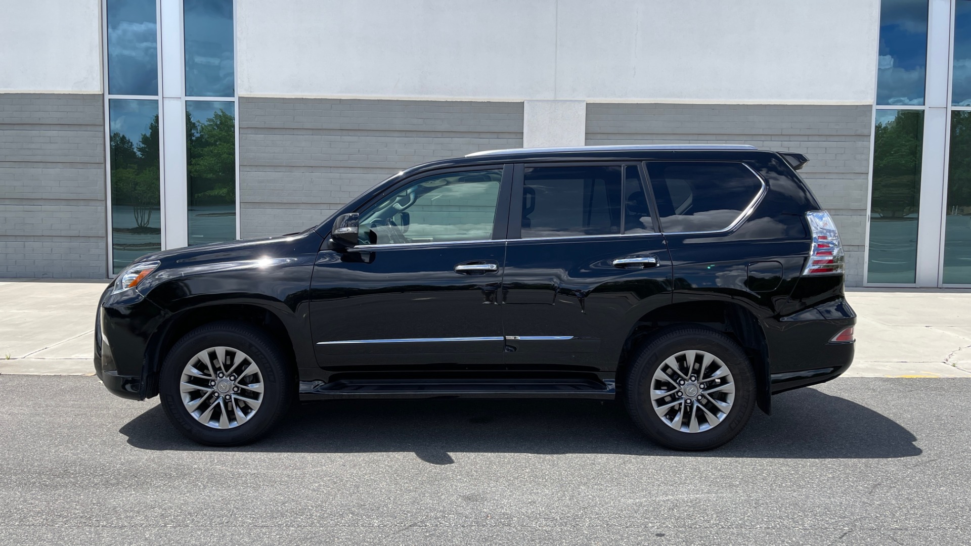 Used 2017 Lexus GX GX 460 LUXURY / AWD / NAV / SUNROOF / MARK LEV SND / REARVIEW for sale Sold at Formula Imports in Charlotte NC 28227 3