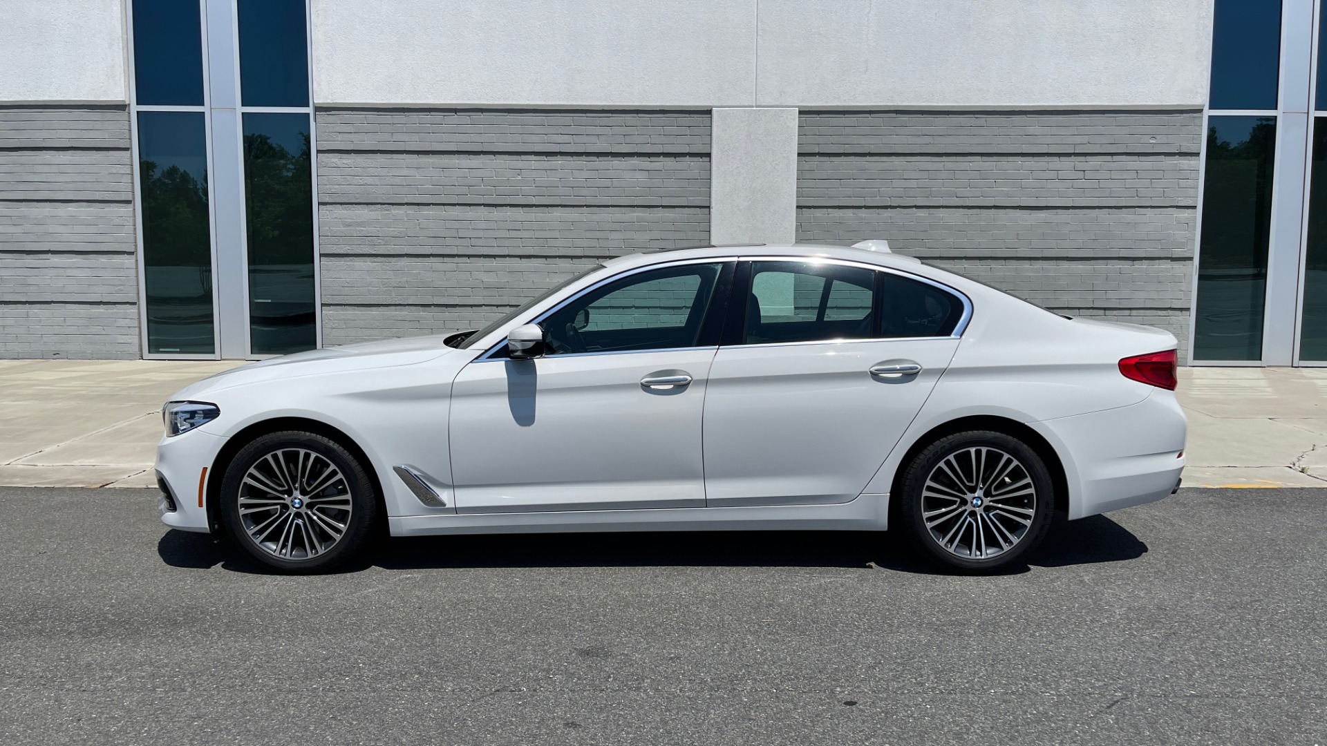 Used 2018 BMW 5 SERIES 540IXDRIVE PREMIUM / PARK ASSIST / KEYLESS ENTRY / SUNROOF / REARVIEW for sale Sold at Formula Imports in Charlotte NC 28227 4