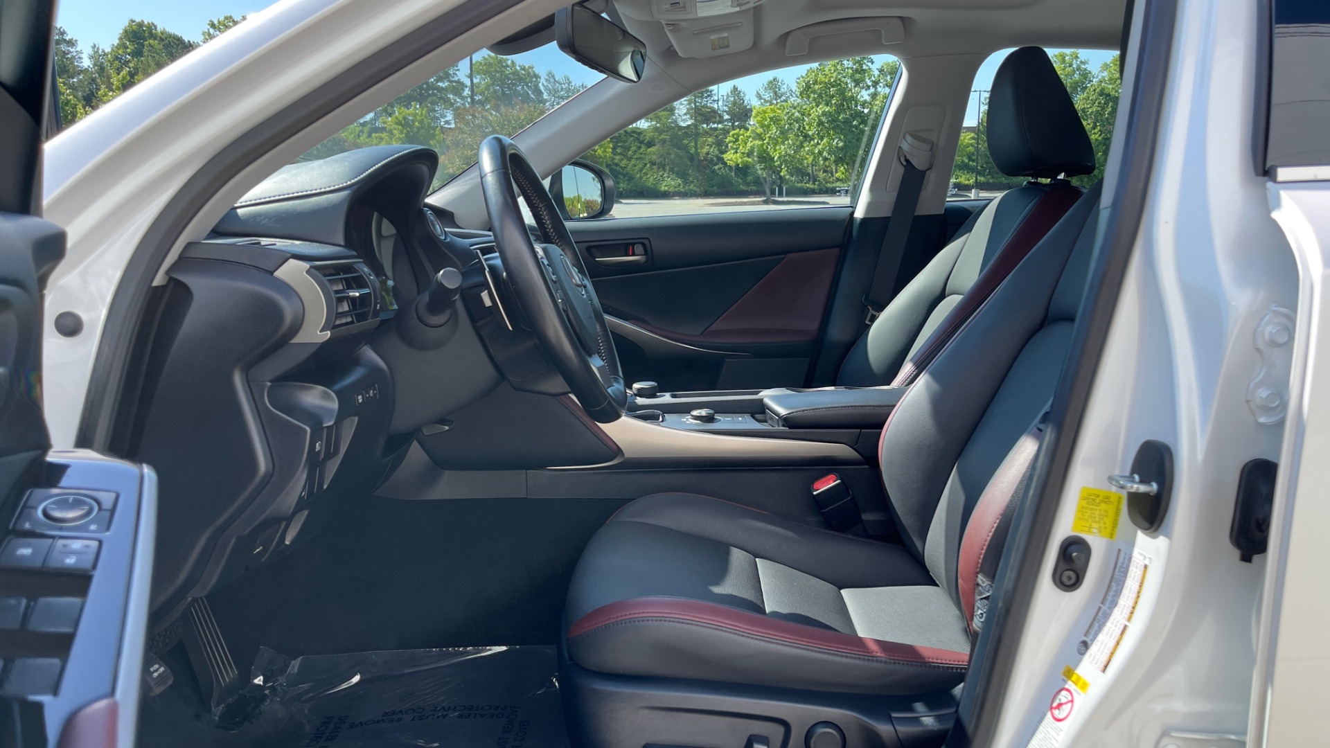 Used 2018 Lexus IS 300 / 2.0L TURBO / 8-SPD AUTO / SUNROOF / REARVIEW for sale Sold at Formula Imports in Charlotte NC 28227 29