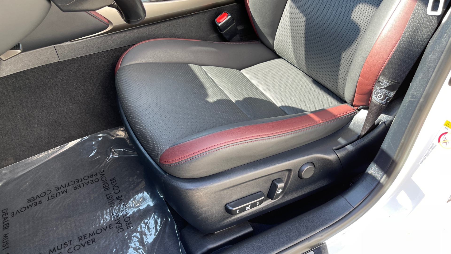 Used 2018 Lexus IS 300 / 2.0L TURBO / 8-SPD AUTO / SUNROOF / REARVIEW for sale Sold at Formula Imports in Charlotte NC 28227 31