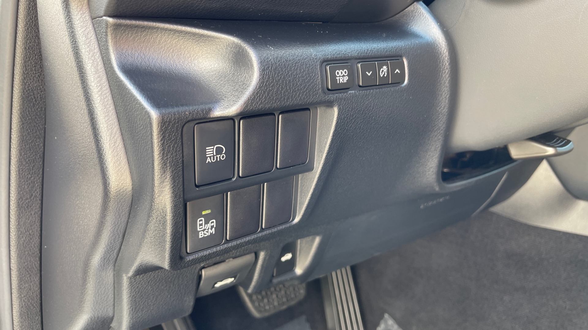 Used 2018 Lexus IS 300 / 2.0L TURBO / 8-SPD AUTO / SUNROOF / REARVIEW for sale Sold at Formula Imports in Charlotte NC 28227 32