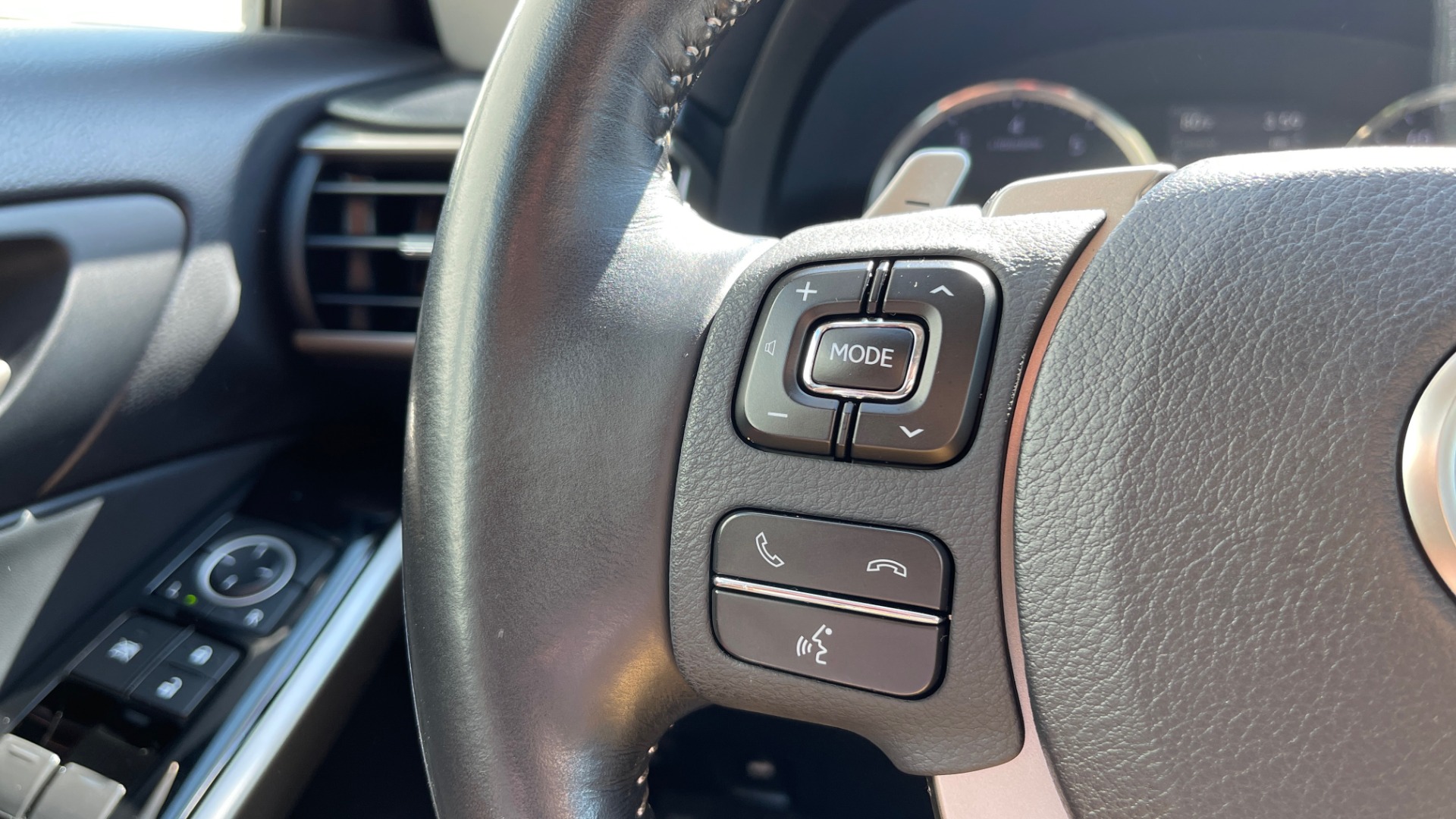 Used 2018 Lexus IS 300 / 2.0L TURBO / 8-SPD AUTO / SUNROOF / REARVIEW for sale Sold at Formula Imports in Charlotte NC 28227 34