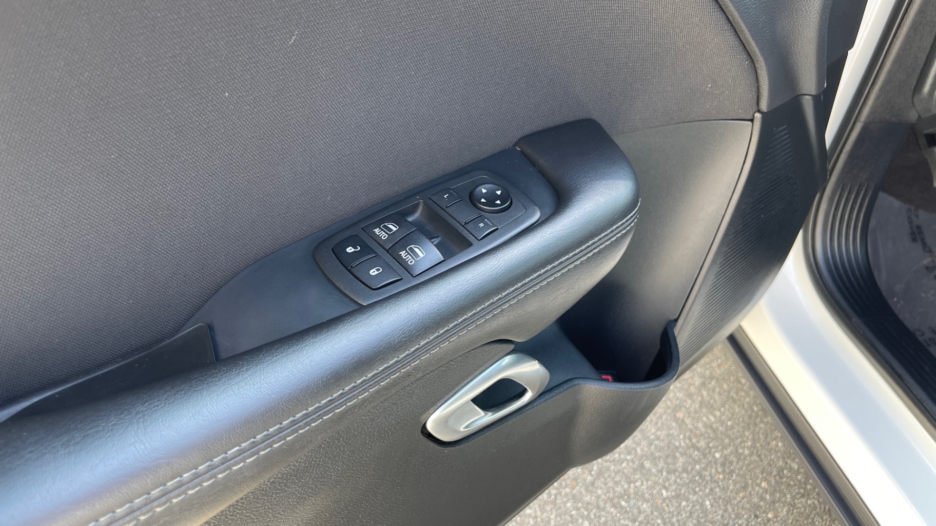 Used 2018 Dodge CHALLENGER SXT COUPE / BLACKTOP PKG / 3.6L V6 / 8-SPD AUTO / REARVIEW for sale Sold at Formula Imports in Charlotte NC 28227 27