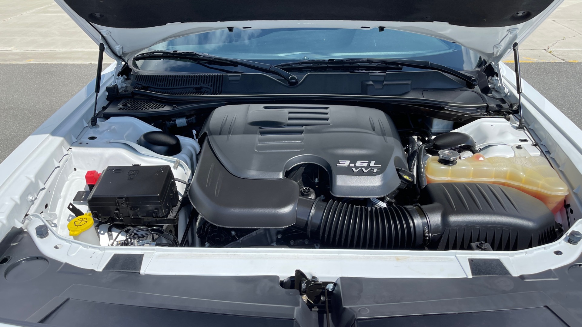 Used 2018 Dodge CHALLENGER SXT COUPE / BLACKTOP PKG / 3.6L V6 / 8-SPD AUTO / REARVIEW for sale Sold at Formula Imports in Charlotte NC 28227 9
