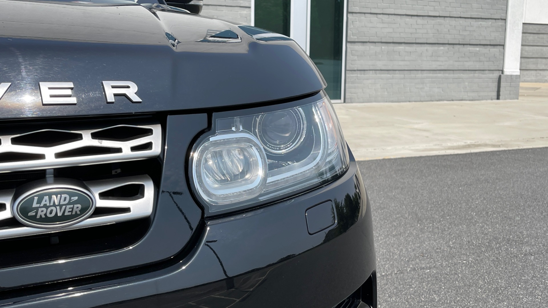 Used 2016 Land Rover RANGE ROVER SPORT V6 HSE / NAV / PANO-ROOF / MERIDIAN / CONSOLE COOLER / CAMERAS for sale Sold at Formula Imports in Charlotte NC 28227 14