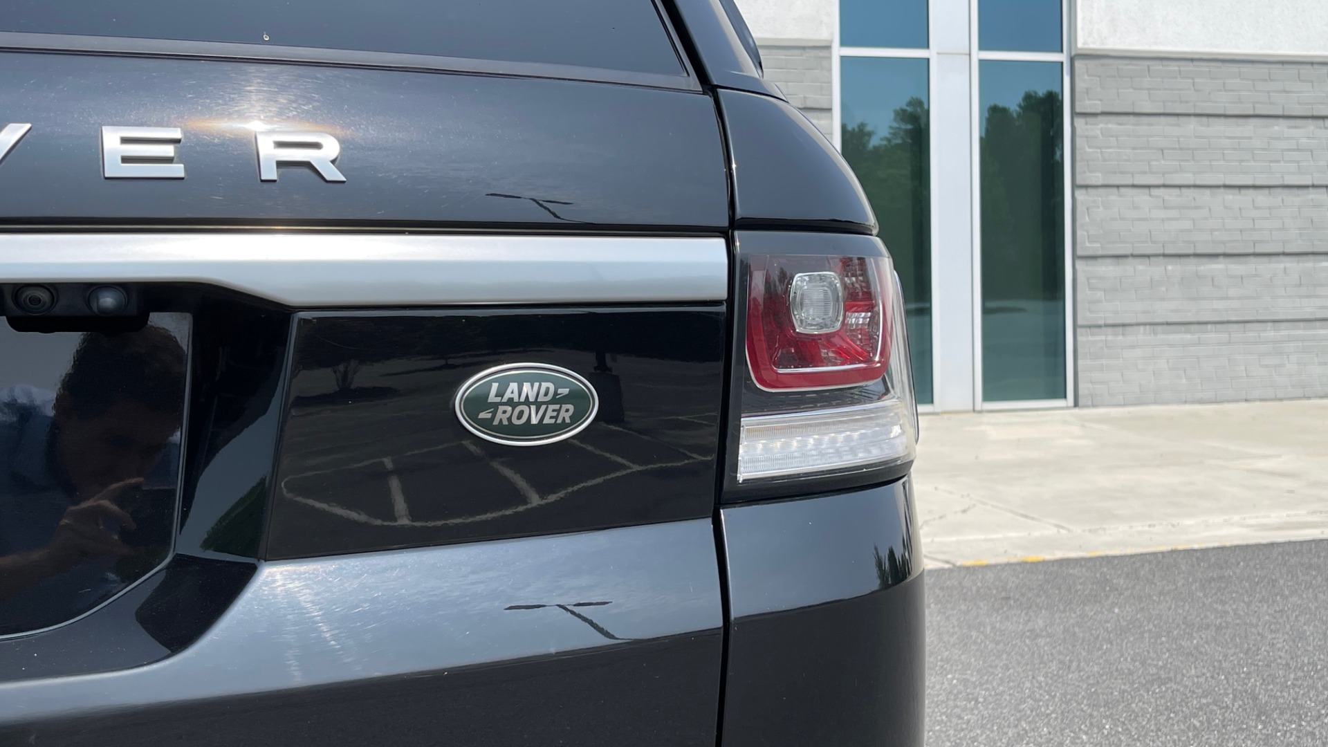 Used 2016 Land Rover RANGE ROVER SPORT V6 HSE / NAV / PANO-ROOF / MERIDIAN / CONSOLE COOLER / CAMERAS for sale Sold at Formula Imports in Charlotte NC 28227 24