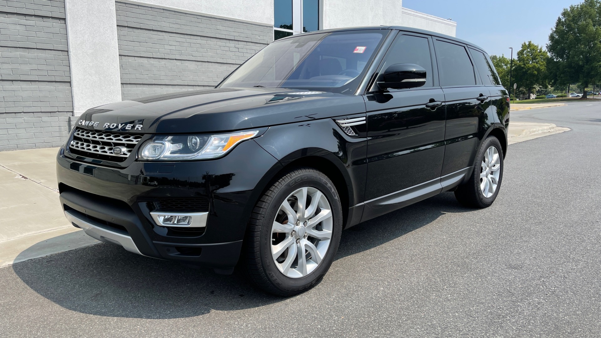 Used 2016 Land Rover RANGE ROVER SPORT V6 HSE / NAV / PANO-ROOF / MERIDIAN / CONSOLE COOLER / CAMERAS for sale Sold at Formula Imports in Charlotte NC 28227 3