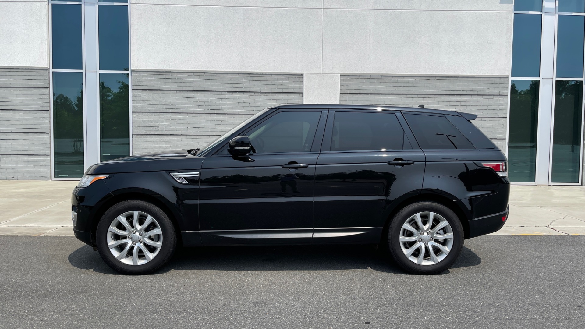 Used 2016 Land Rover RANGE ROVER SPORT V6 HSE / NAV / PANO-ROOF / MERIDIAN / CONSOLE COOLER / CAMERAS for sale Sold at Formula Imports in Charlotte NC 28227 4