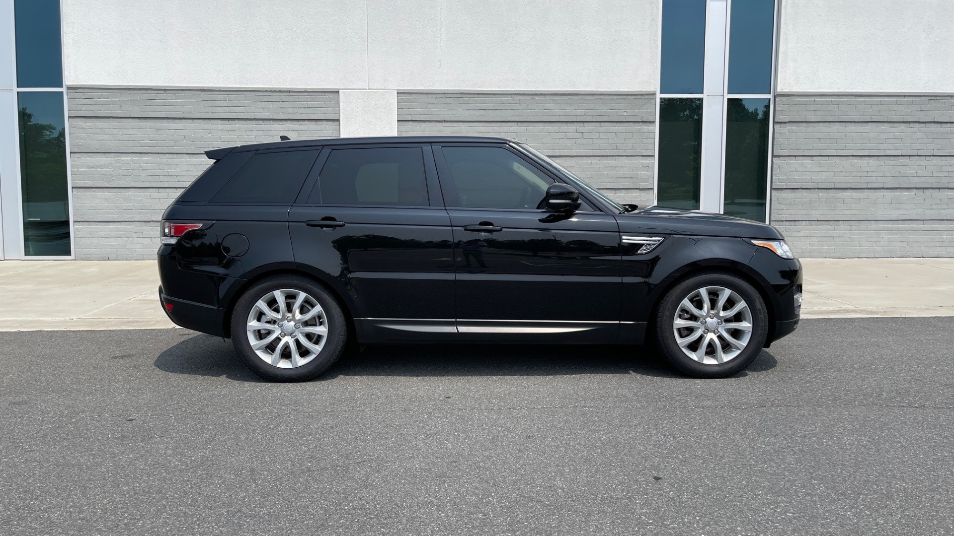 Used 2016 Land Rover RANGE ROVER SPORT V6 HSE / NAV / PANO-ROOF / MERIDIAN / CONSOLE COOLER / CAMERAS for sale Sold at Formula Imports in Charlotte NC 28227 6