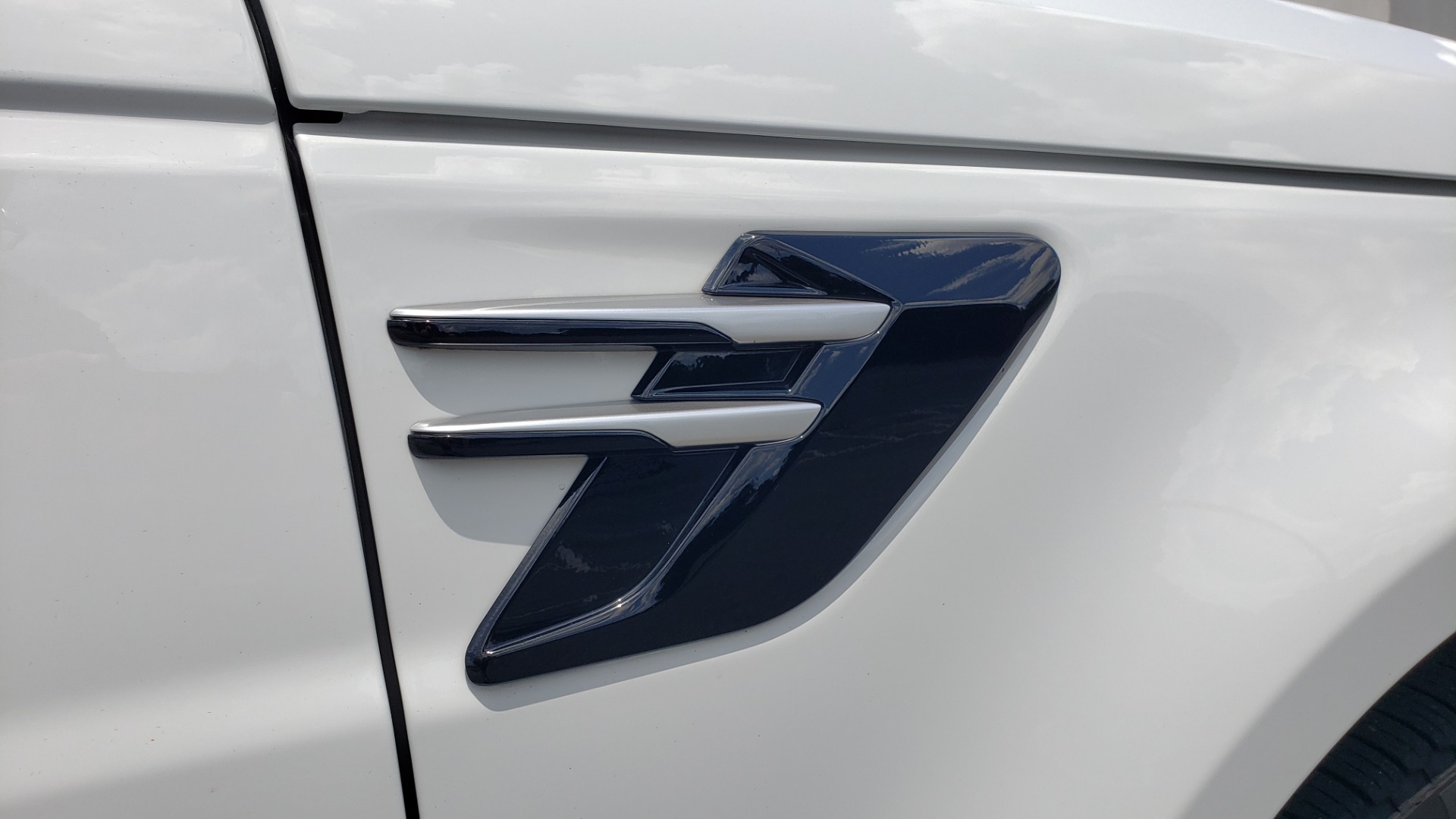 Used 2018 Land Rover RANGE ROVER SPORT HSE / 3.0L SC V6 / 4X4 / NAV / SUNROOF / LANE ASST / REARVIEW for sale Sold at Formula Imports in Charlotte NC 28227 12
