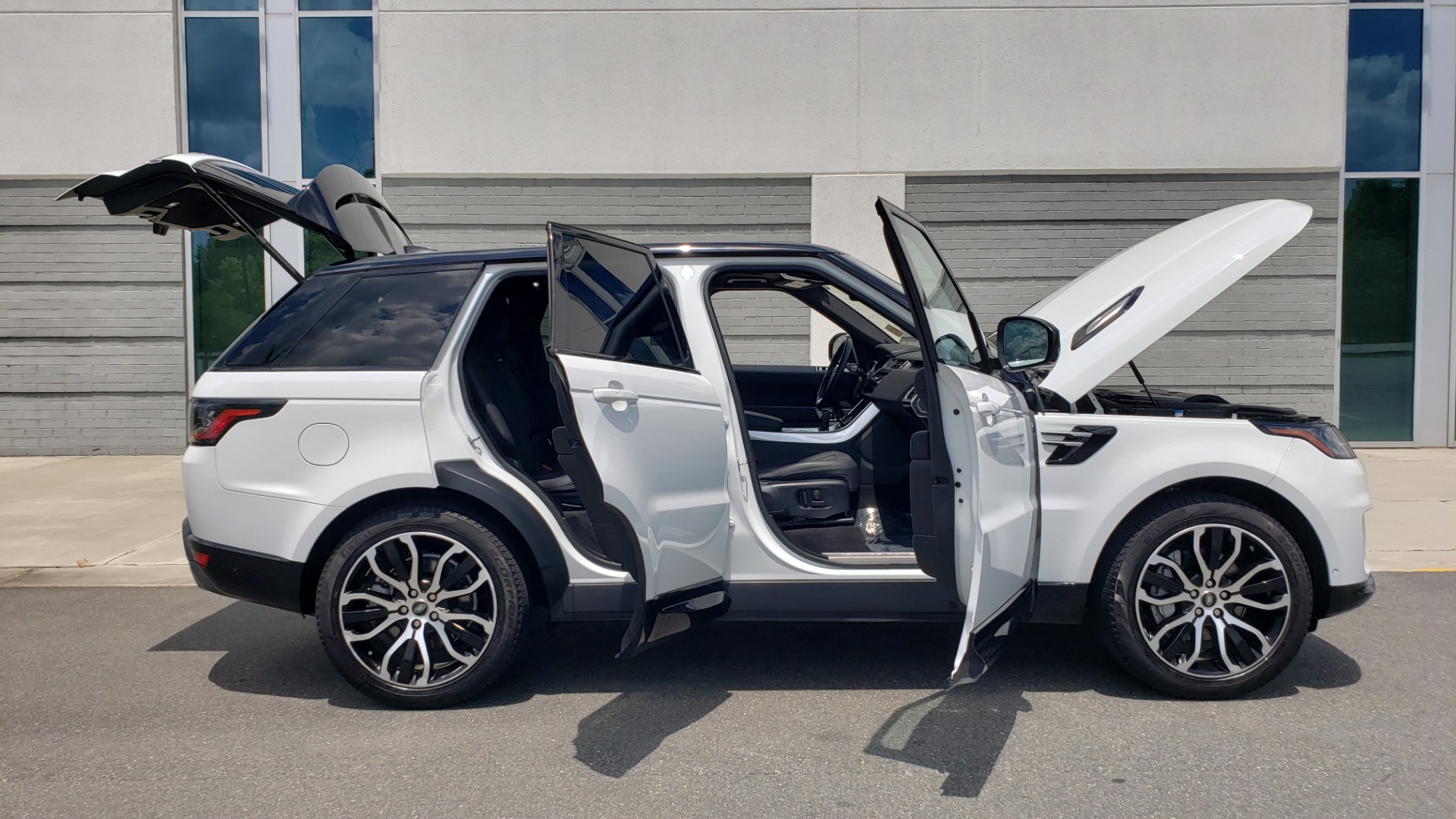Used 2018 Land Rover RANGE ROVER SPORT HSE / 3.0L SC V6 / 4X4 / NAV / SUNROOF / LANE ASST / REARVIEW for sale Sold at Formula Imports in Charlotte NC 28227 14