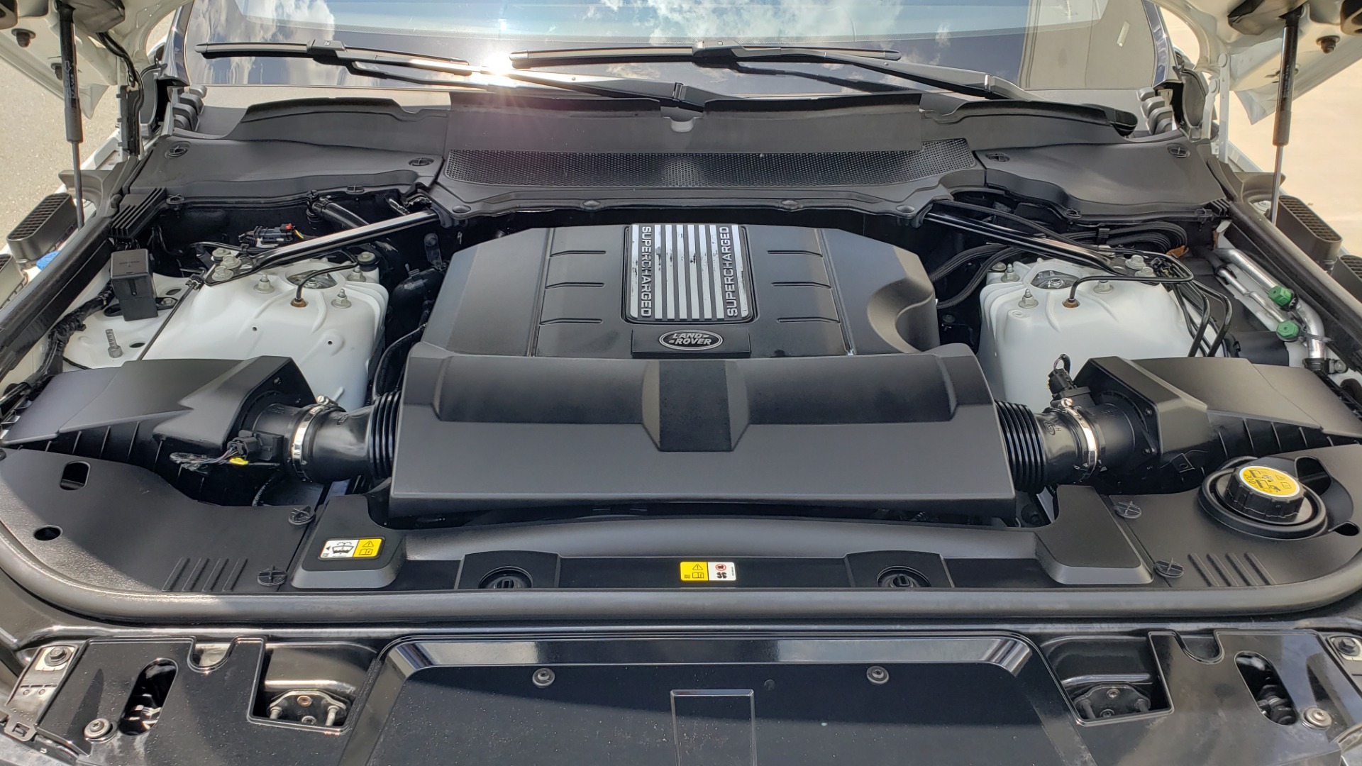 Used 2018 Land Rover RANGE ROVER SPORT HSE / 3.0L SC V6 / 4X4 / NAV / SUNROOF / LANE ASST / REARVIEW for sale Sold at Formula Imports in Charlotte NC 28227 15