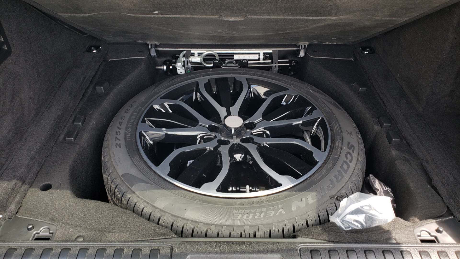 Used 2018 Land Rover RANGE ROVER SPORT HSE / 3.0L SC V6 / 4X4 / NAV / SUNROOF / LANE ASST / REARVIEW for sale Sold at Formula Imports in Charlotte NC 28227 21