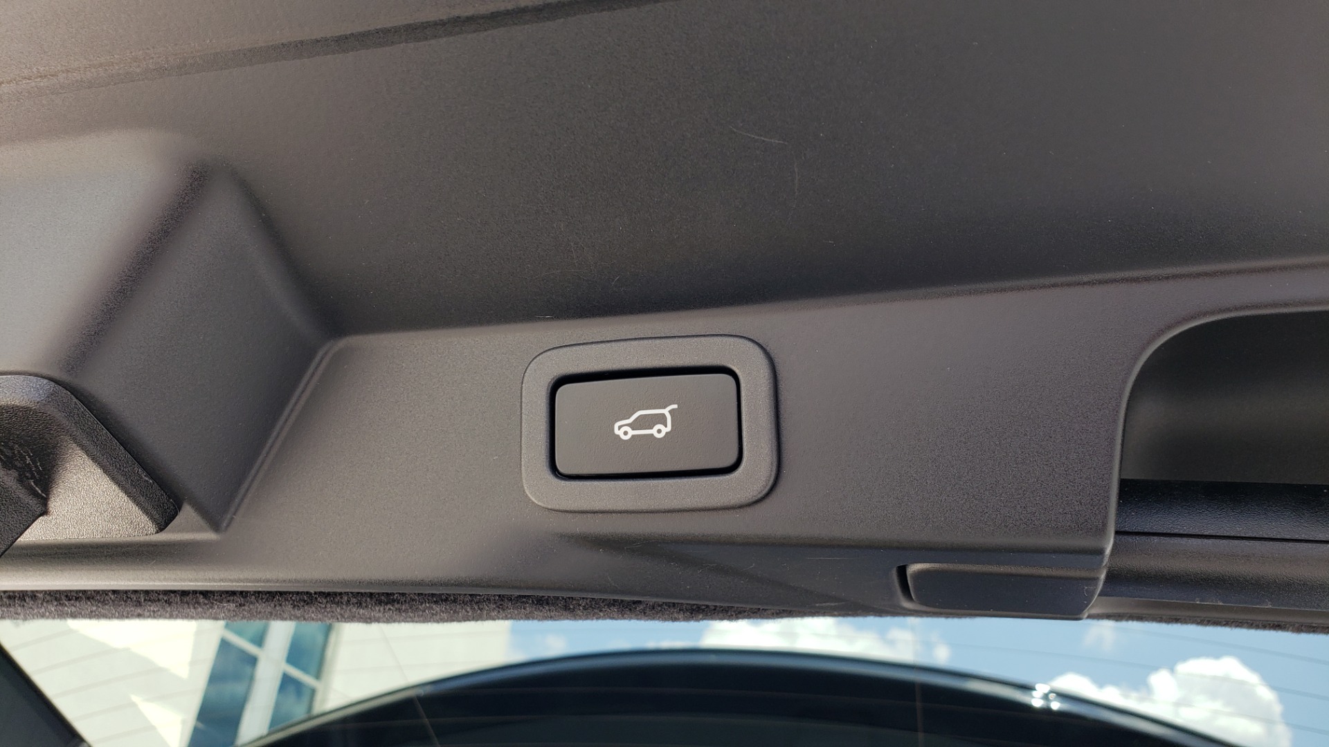 Used 2018 Land Rover RANGE ROVER SPORT HSE / 3.0L SC V6 / 4X4 / NAV / SUNROOF / LANE ASST / REARVIEW for sale Sold at Formula Imports in Charlotte NC 28227 23
