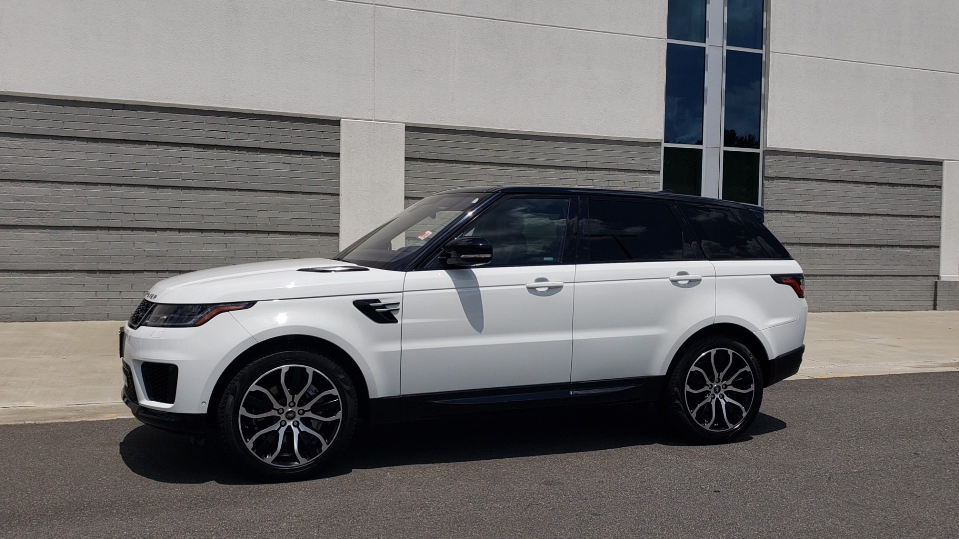 Used 2018 Land Rover RANGE ROVER SPORT HSE / 3.0L SC V6 / 4X4 / NAV / SUNROOF / LANE ASST / REARVIEW for sale Sold at Formula Imports in Charlotte NC 28227 4