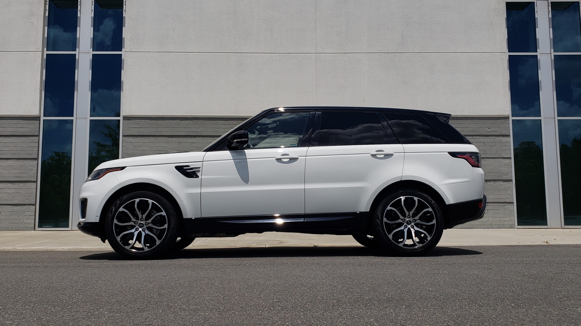 Used 2018 Land Rover RANGE ROVER SPORT HSE / 3.0L SC V6 / 4X4 / NAV / SUNROOF / LANE ASST / REARVIEW for sale Sold at Formula Imports in Charlotte NC 28227 5