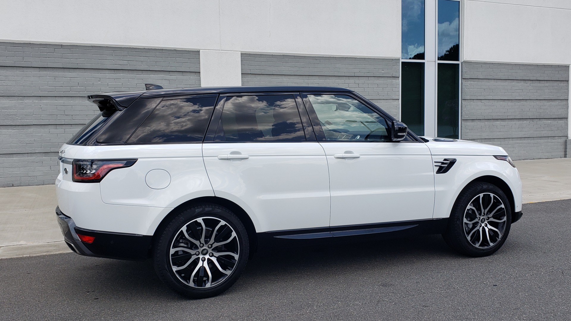 Used 2018 Land Rover RANGE ROVER SPORT HSE / 3.0L SC V6 / 4X4 / NAV / SUNROOF / LANE ASST / REARVIEW for sale Sold at Formula Imports in Charlotte NC 28227 7