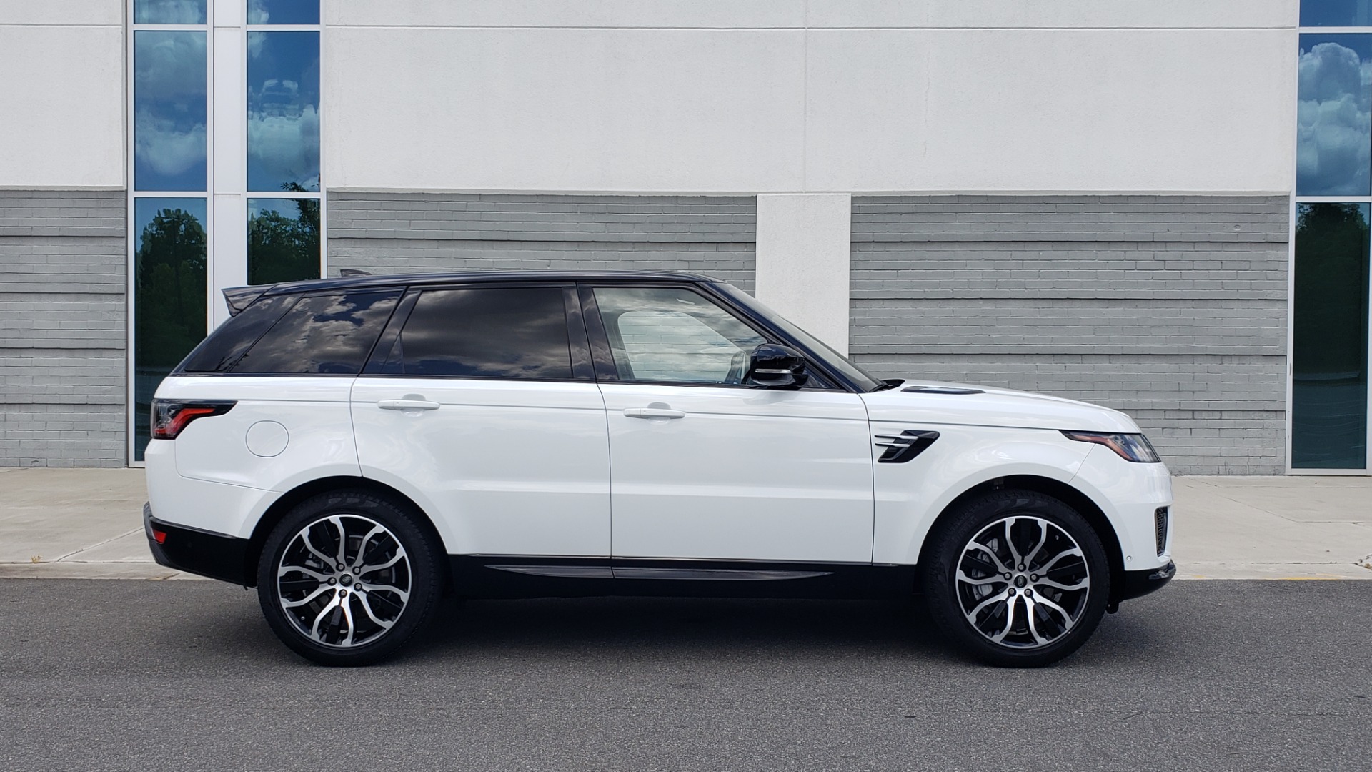 Used 2018 Land Rover RANGE ROVER SPORT HSE / 3.0L SC V6 / 4X4 / NAV / SUNROOF / LANE ASST / REARVIEW for sale Sold at Formula Imports in Charlotte NC 28227 8