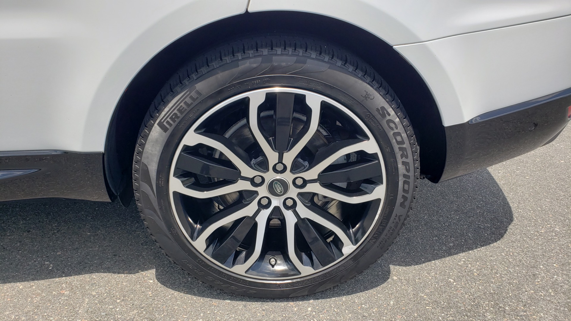 Used 2018 Land Rover RANGE ROVER SPORT HSE / 3.0L SC V6 / 4X4 / NAV / SUNROOF / LANE ASST / REARVIEW for sale Sold at Formula Imports in Charlotte NC 28227 86