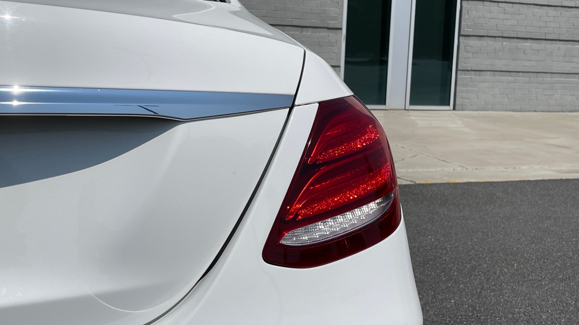 Used 2018 Mercedes-Benz E-CLASS E 300 / 2.0L I4 TURBO / NAV / BSA / SUNROOF / REARVIEW for sale Sold at Formula Imports in Charlotte NC 28227 21