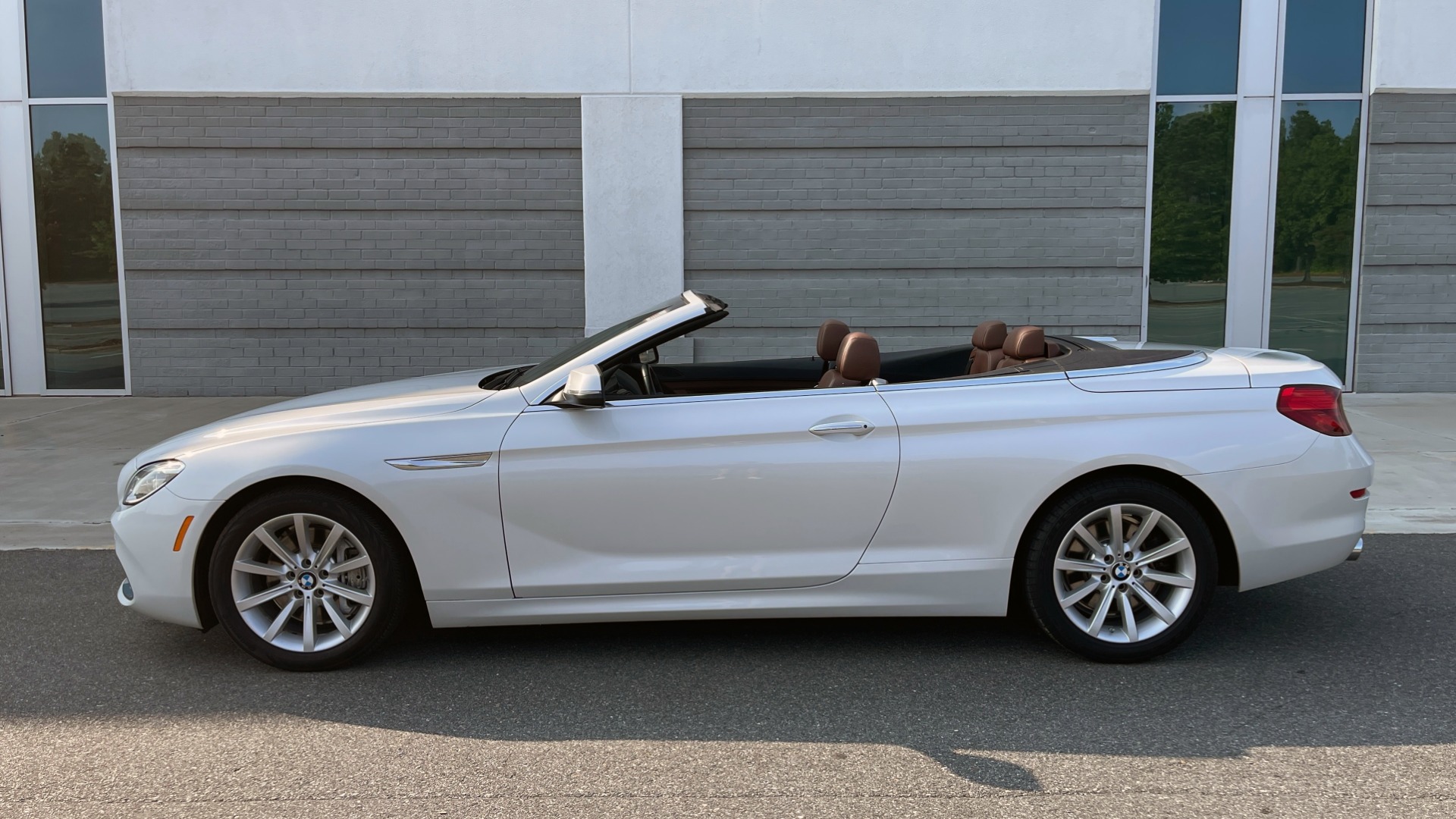 Used 2016 BMW 6 SERIES 640I CONVERTIBLE / 3.0L I6 / 8-SPD AUTO / RWD / NAV / REARVIEW for sale Sold at Formula Imports in Charlotte NC 28227 9