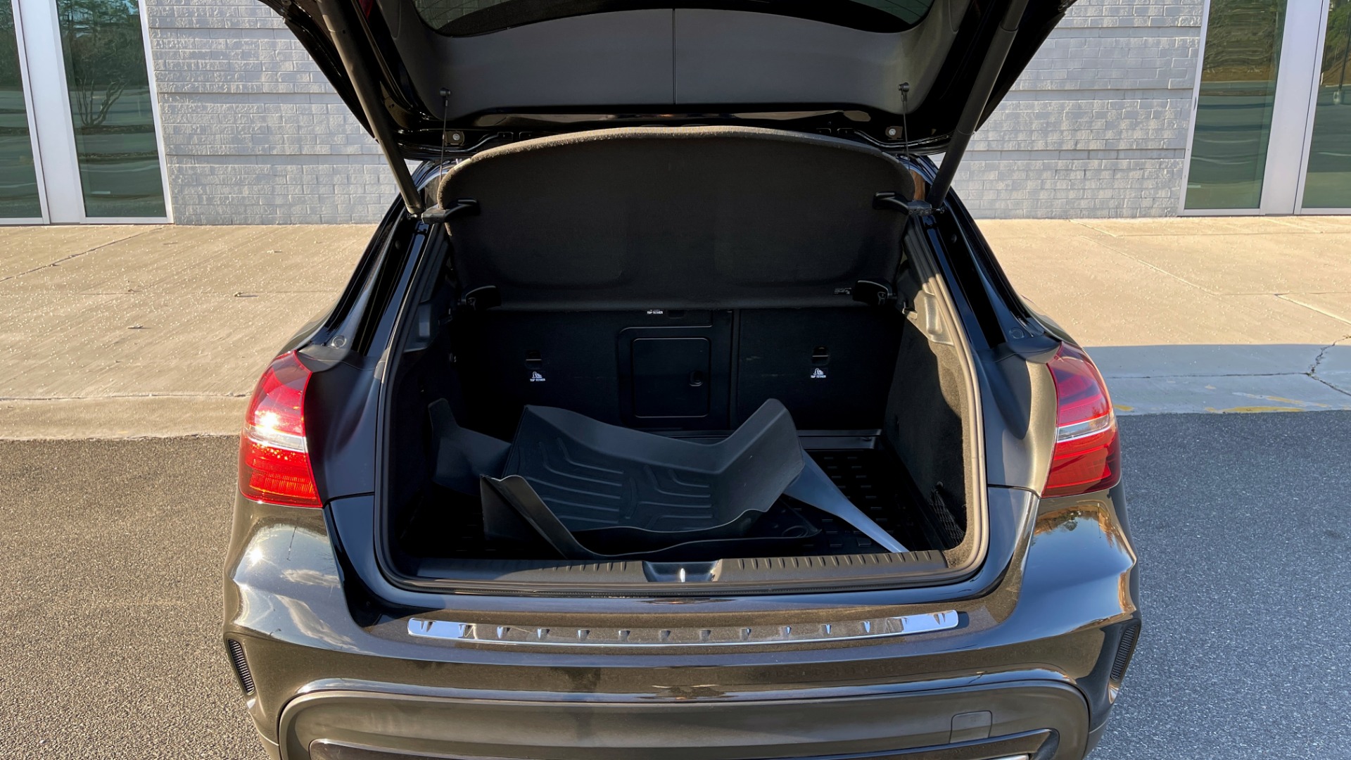 Used 2018 Mercedes-Benz GLA 250 PREMIUM / MULTI-MEDIA / PANO-ROOF / AMG LINE / NIGHT PKG / H/K SND for sale Sold at Formula Imports in Charlotte NC 28227 15