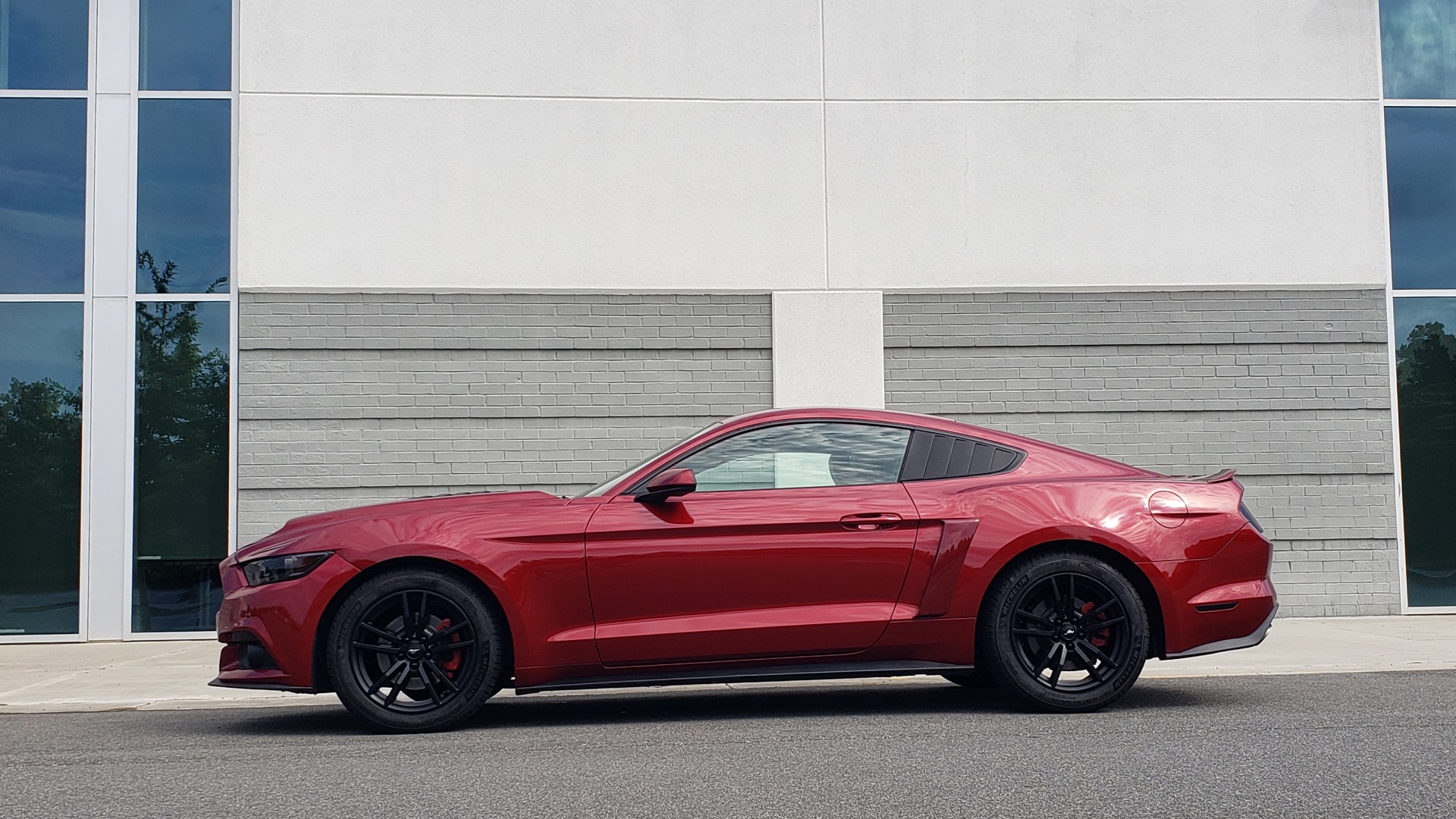 Used 2015 Ford MUSTANG ECOBOOST PREMIUM COUPE / 2.3L TURBO / AUTO / SYNC / DUAL-ZONE A/C for sale Sold at Formula Imports in Charlotte NC 28227 5