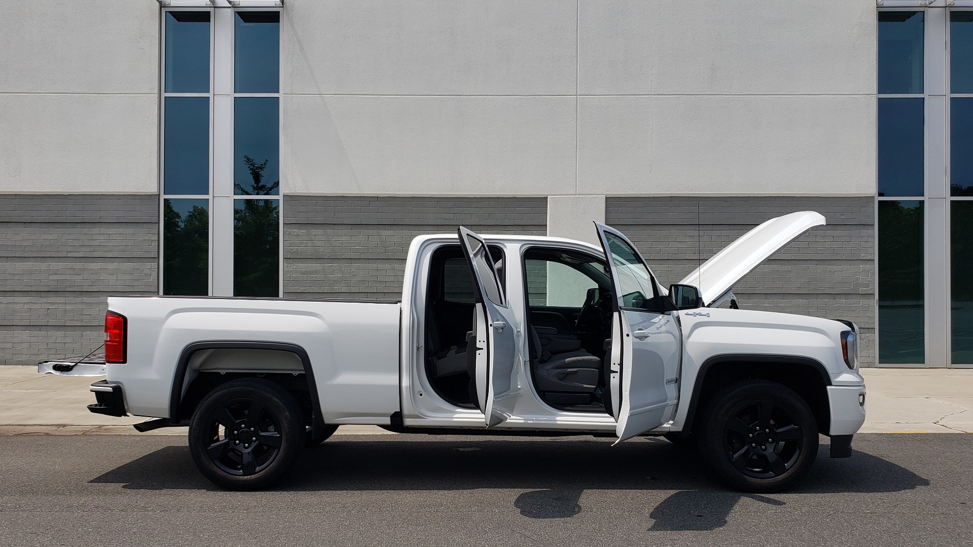 Used 2018 GMC SIERRA 1500 4WD DOUBLECAB / 143.5IN / 5.3L V8 / 6-SPD AUTO / REARVIEW for sale Sold at Formula Imports in Charlotte NC 28227 15