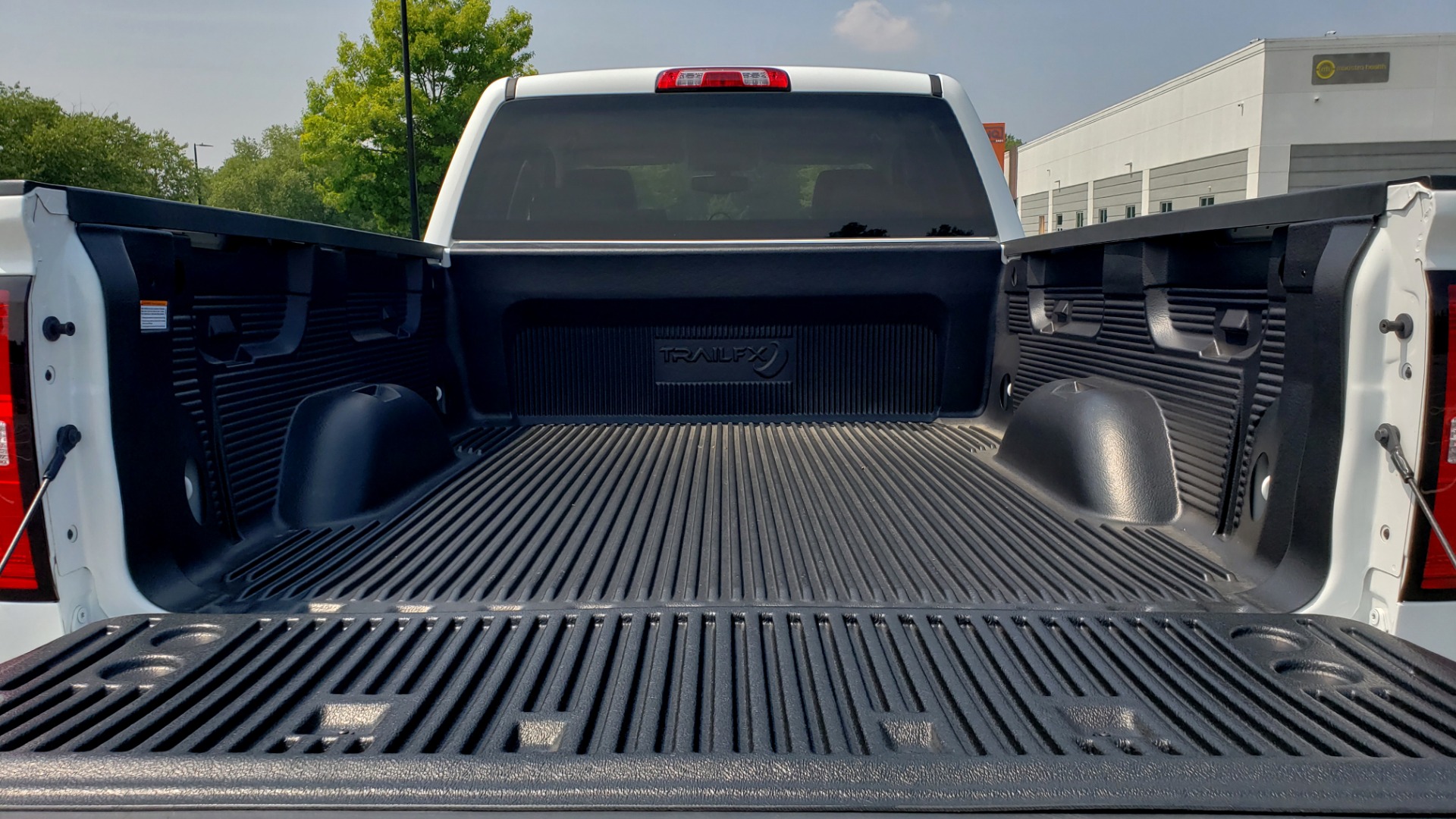 Used 2018 GMC SIERRA 1500 4WD DOUBLECAB / 143.5IN / 5.3L V8 / 6-SPD AUTO / REARVIEW for sale Sold at Formula Imports in Charlotte NC 28227 32
