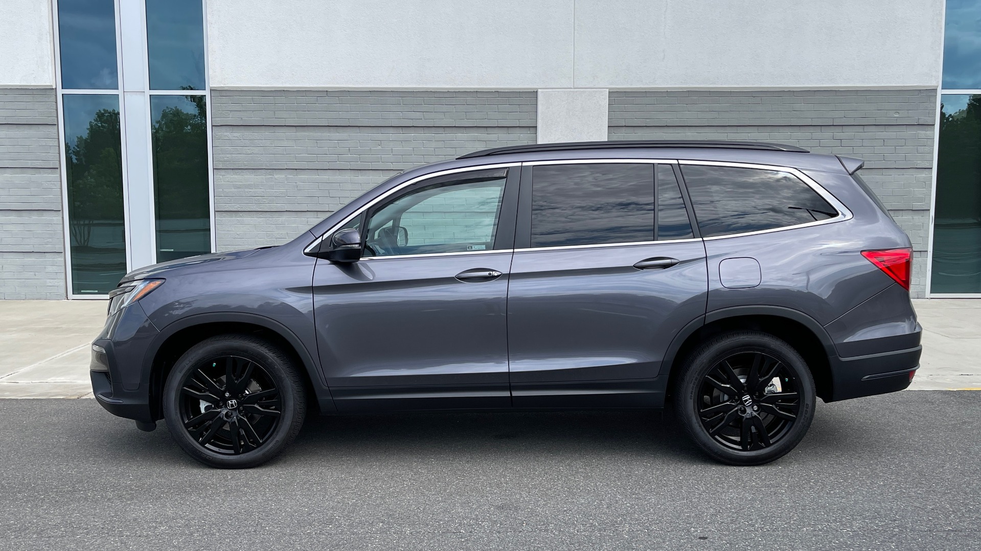 Used 2021 Honda PILOT SE / 3.5L V6 / 9-SPD AUTO / SUNROOF / 3-ROW / REARVIEW for sale Sold at Formula Imports in Charlotte NC 28227 2