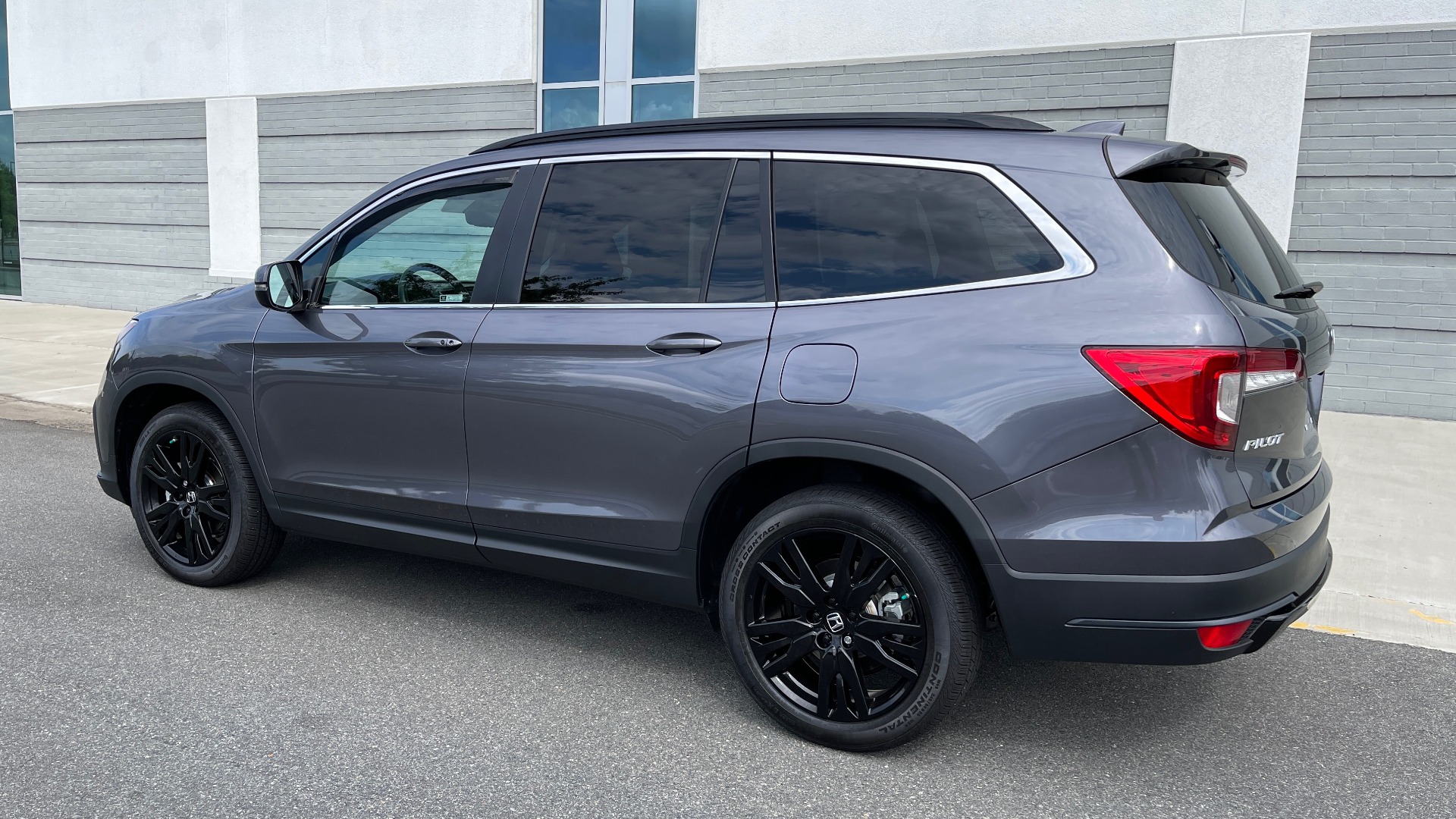 Used 2021 Honda PILOT SE / 3.5L V6 / 9-SPD AUTO / SUNROOF / 3-ROW / REARVIEW for sale Sold at Formula Imports in Charlotte NC 28227 3