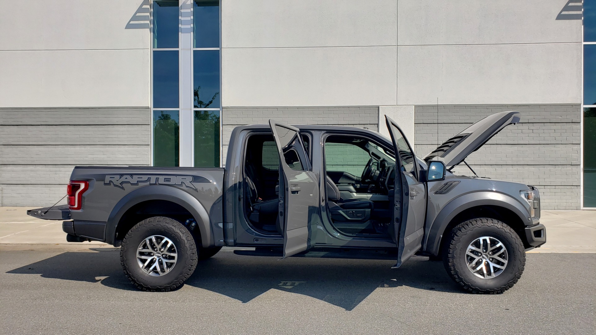 Used 2018 Ford F-150 RAPTOR 4X4 SUPERCREW / NAV / PANO-ROOF / REARVIEW for sale Sold at Formula Imports in Charlotte NC 28227 16