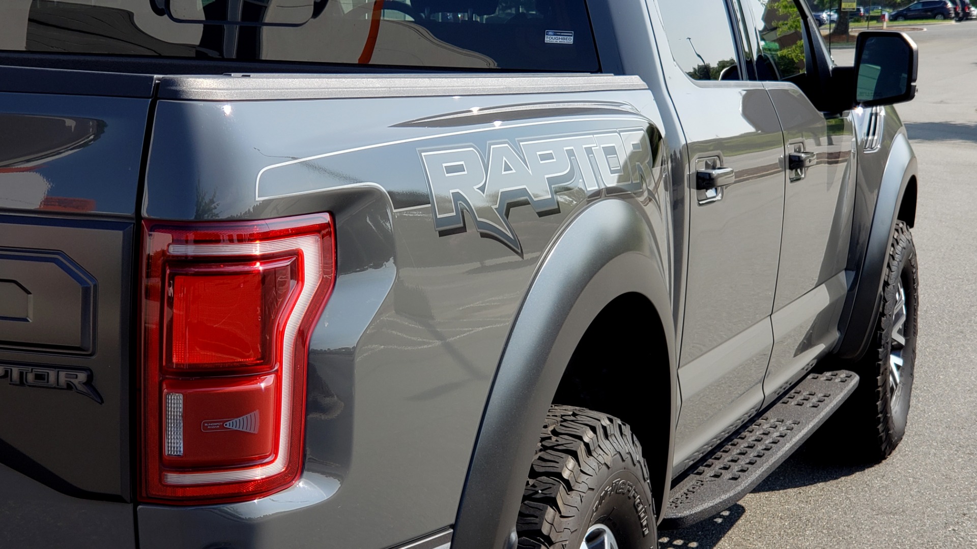 Used 2018 Ford F-150 RAPTOR 4X4 SUPERCREW / NAV / PANO-ROOF / REARVIEW for sale Sold at Formula Imports in Charlotte NC 28227 3