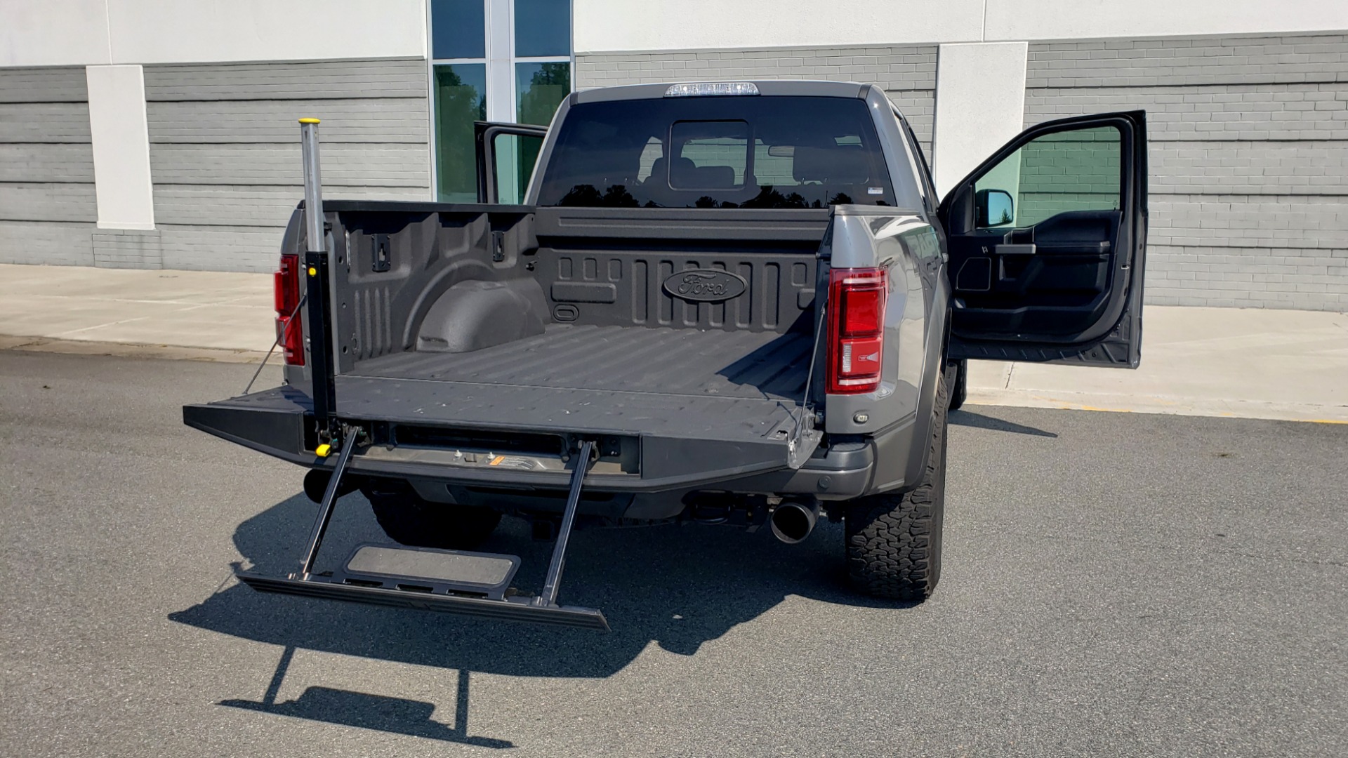 Used 2018 Ford F-150 RAPTOR 4X4 SUPERCREW / NAV / PANO-ROOF / REARVIEW for sale Sold at Formula Imports in Charlotte NC 28227 31