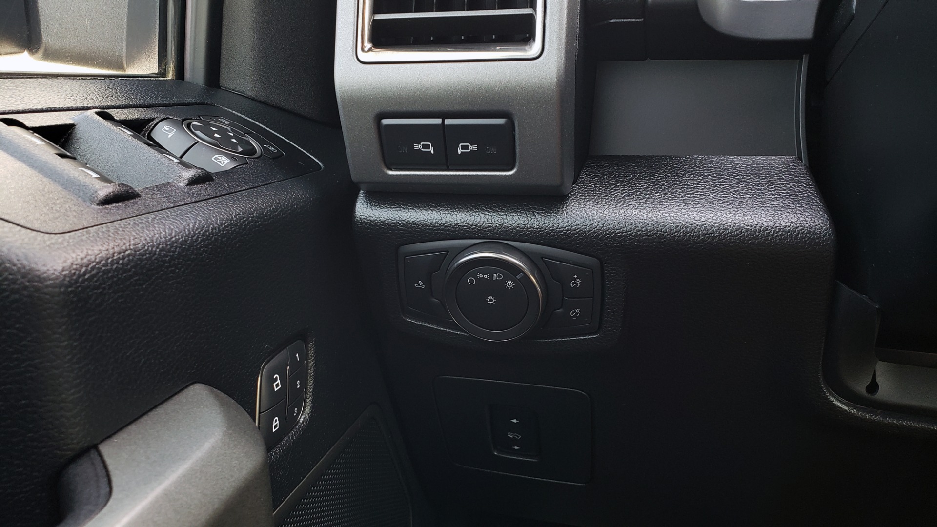 Used 2018 Ford F-150 RAPTOR 4X4 SUPERCREW / NAV / PANO-ROOF / REARVIEW for sale Sold at Formula Imports in Charlotte NC 28227 43