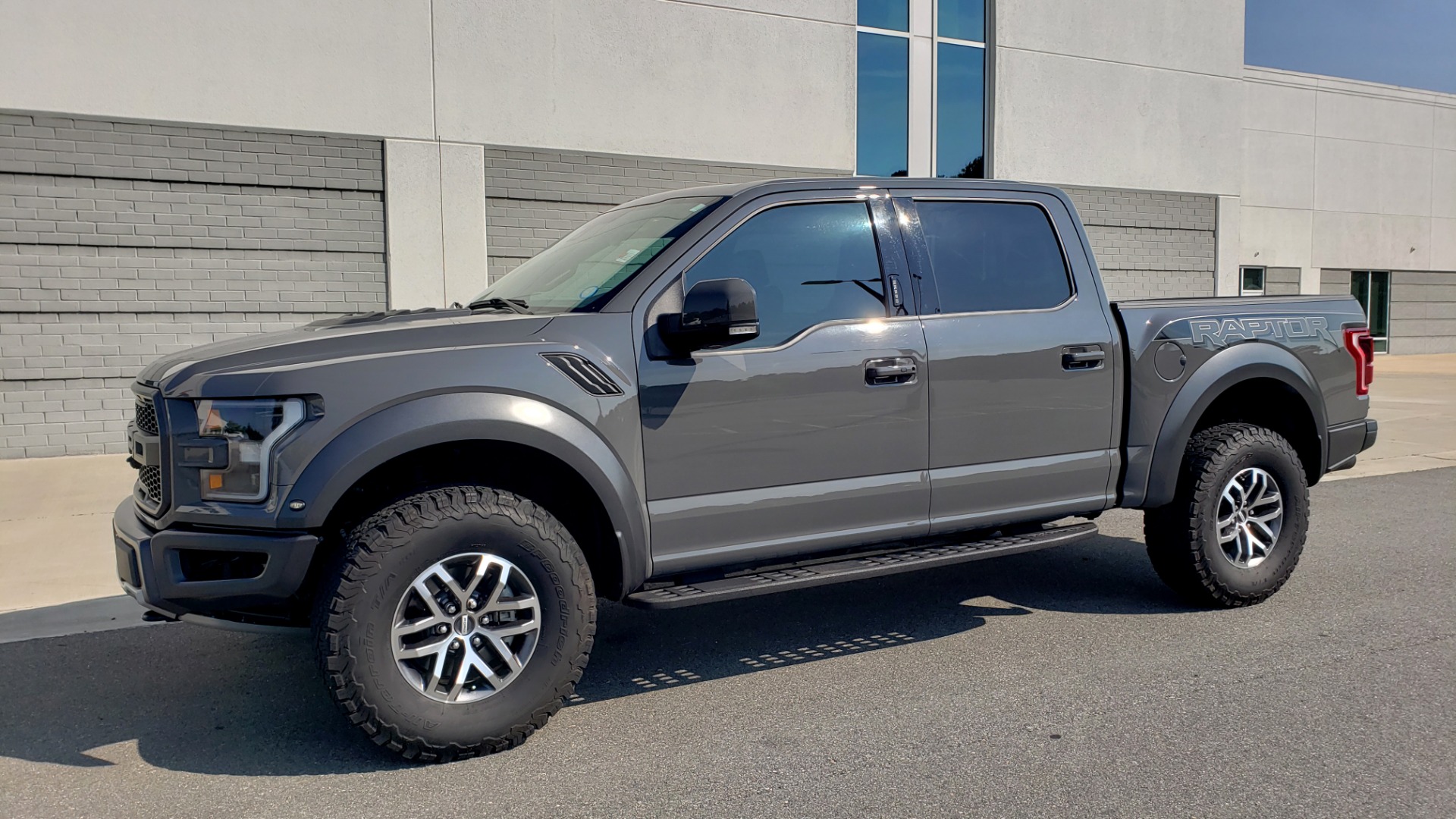 Used 2018 Ford F-150 RAPTOR 4X4 SUPERCREW / NAV / PANO-ROOF / REARVIEW for sale Sold at Formula Imports in Charlotte NC 28227 5