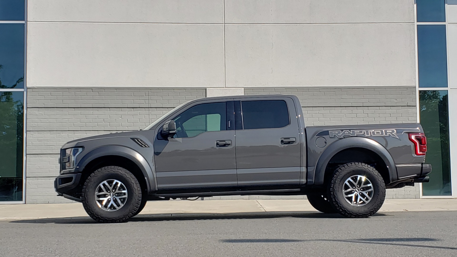 Used 2018 Ford F-150 RAPTOR 4X4 SUPERCREW / NAV / PANO-ROOF / REARVIEW for sale Sold at Formula Imports in Charlotte NC 28227 6