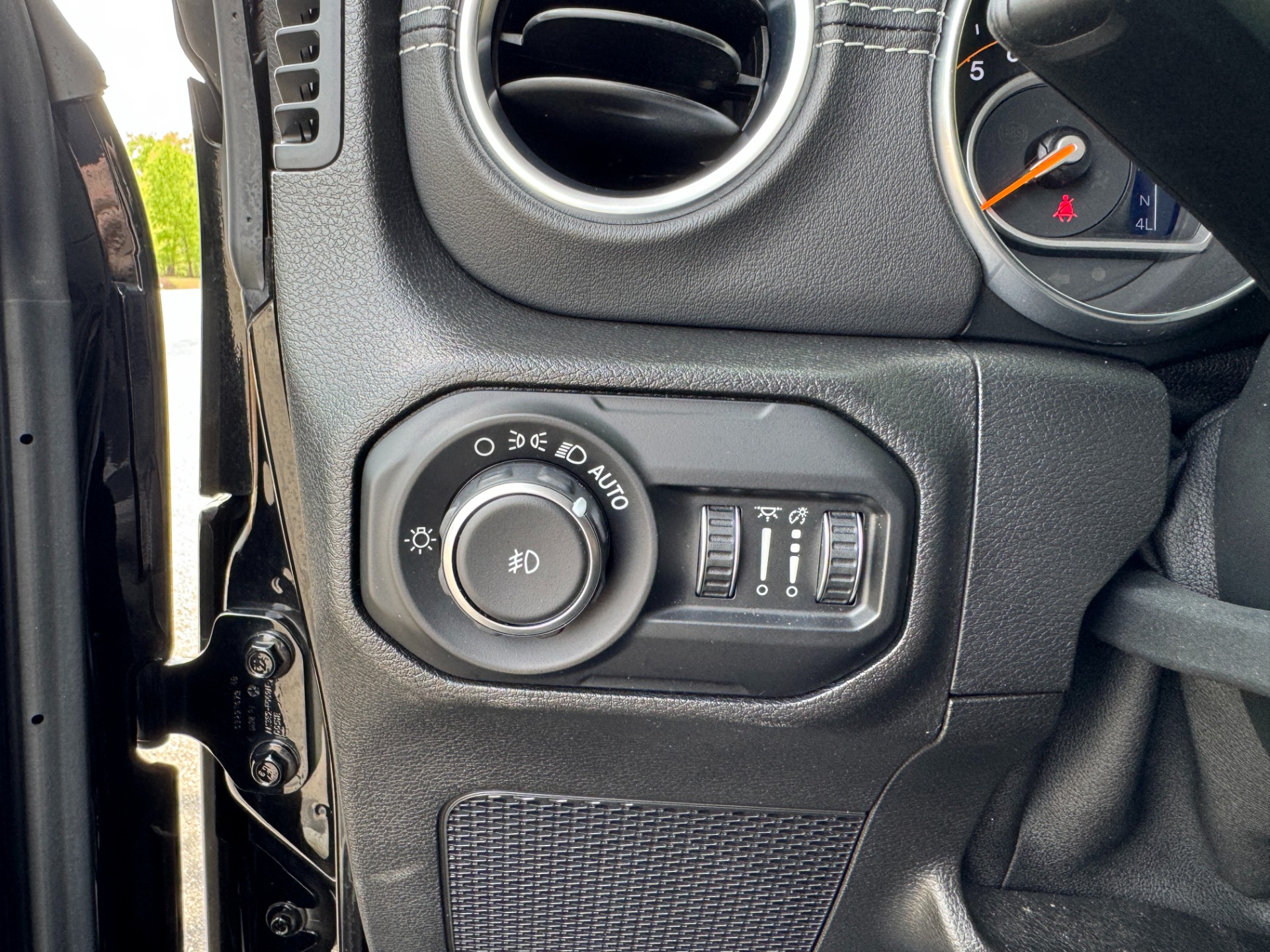 Used 2018 Jeep WRANGLER UNLIMITED SAHARA 4X4 / MANUAL / NAV / ALPINE / FREEDOM TOP / REARVIEW for sale Sold at Formula Imports in Charlotte NC 28227 27