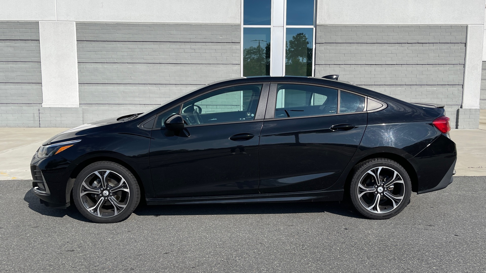 Used 2019 Chevrolet CRUZE LT / 1.4L TURBO / 6-SPD AUTO / AIR CONDITIONING / REARVIEW for sale Sold at Formula Imports in Charlotte NC 28227 3