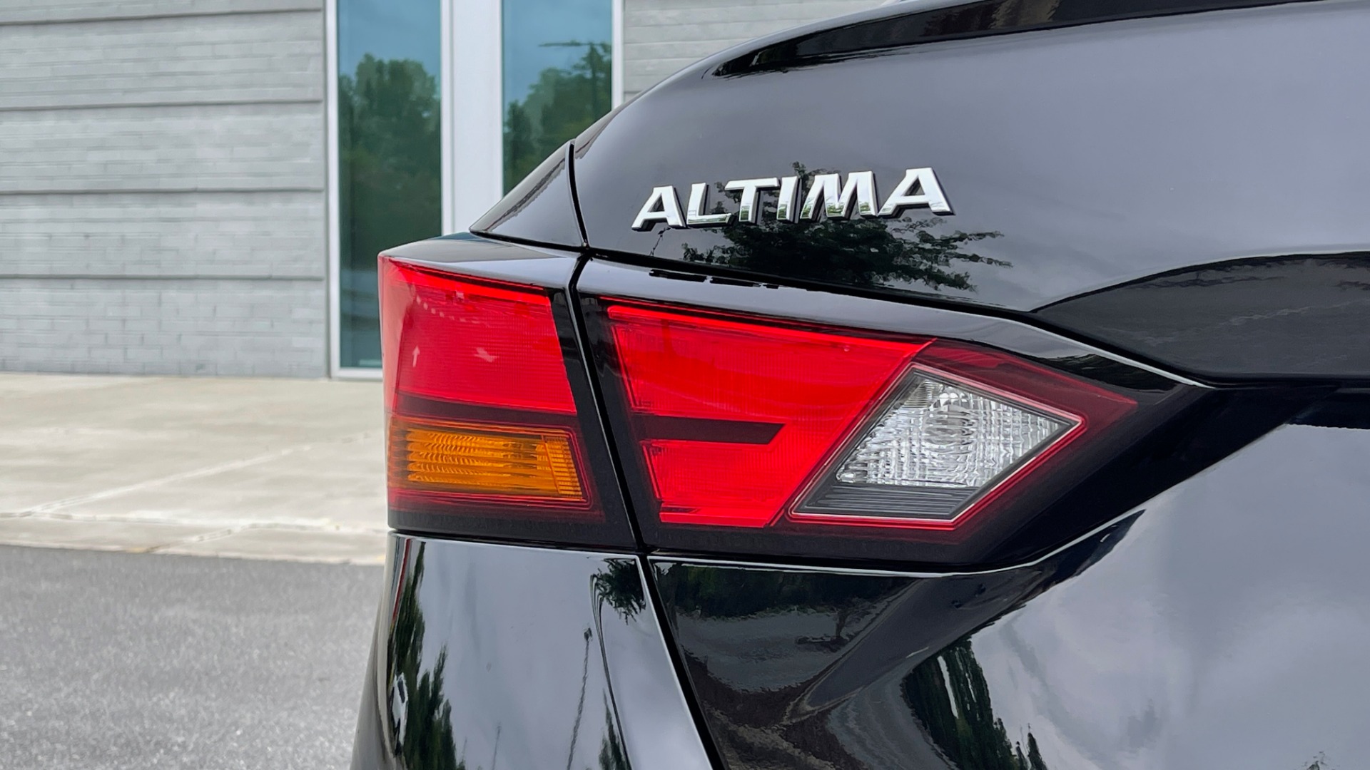Used 2019 Nissan ALTIMA 2.5 SV SEDAN / CVT TRANS / SUNROOF / REARVIEW / LOW MILES for sale Sold at Formula Imports in Charlotte NC 28227 10