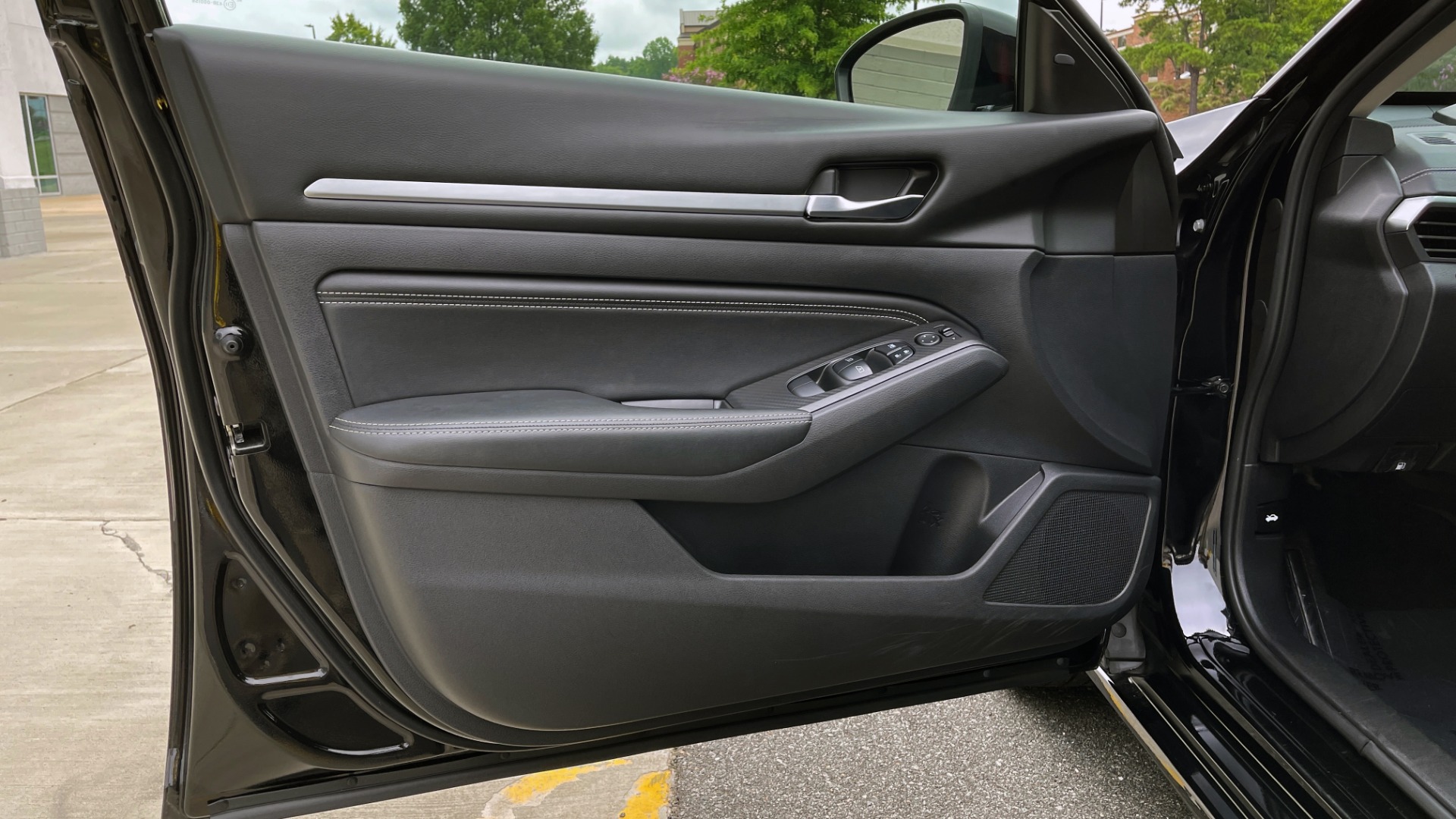 Used 2019 Nissan ALTIMA 2.5 SV SEDAN / CVT TRANS / SUNROOF / REARVIEW / LOW MILES for sale Sold at Formula Imports in Charlotte NC 28227 19
