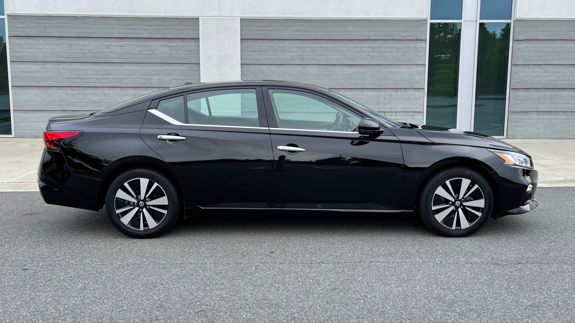 Used 2019 Nissan ALTIMA 2.5 SV SEDAN / CVT TRANS / SUNROOF / REARVIEW / LOW MILES for sale Sold at Formula Imports in Charlotte NC 28227 4